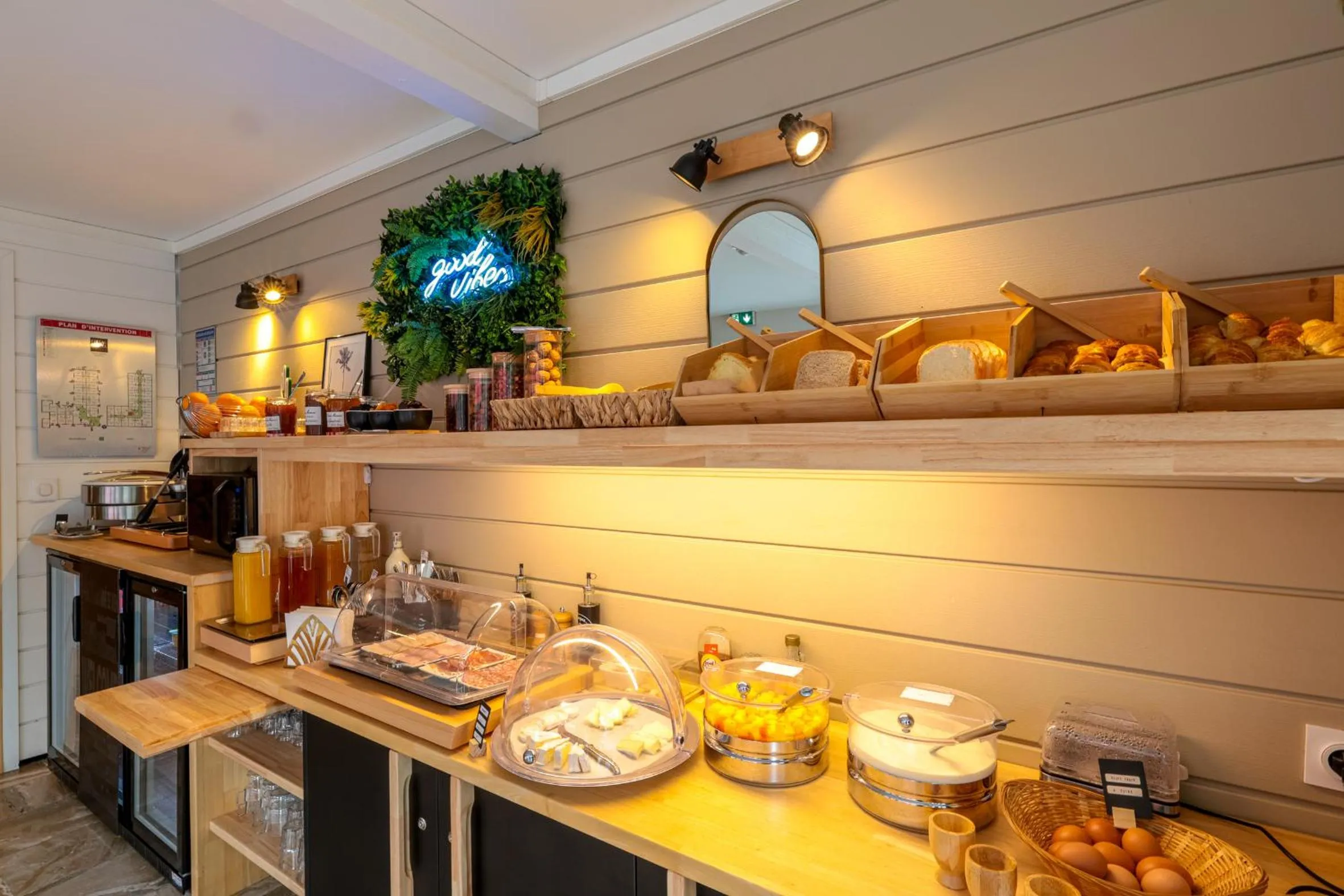 Buffet breakfast in Ostal Pau Universite - Sure Hotel Collection by Best Western