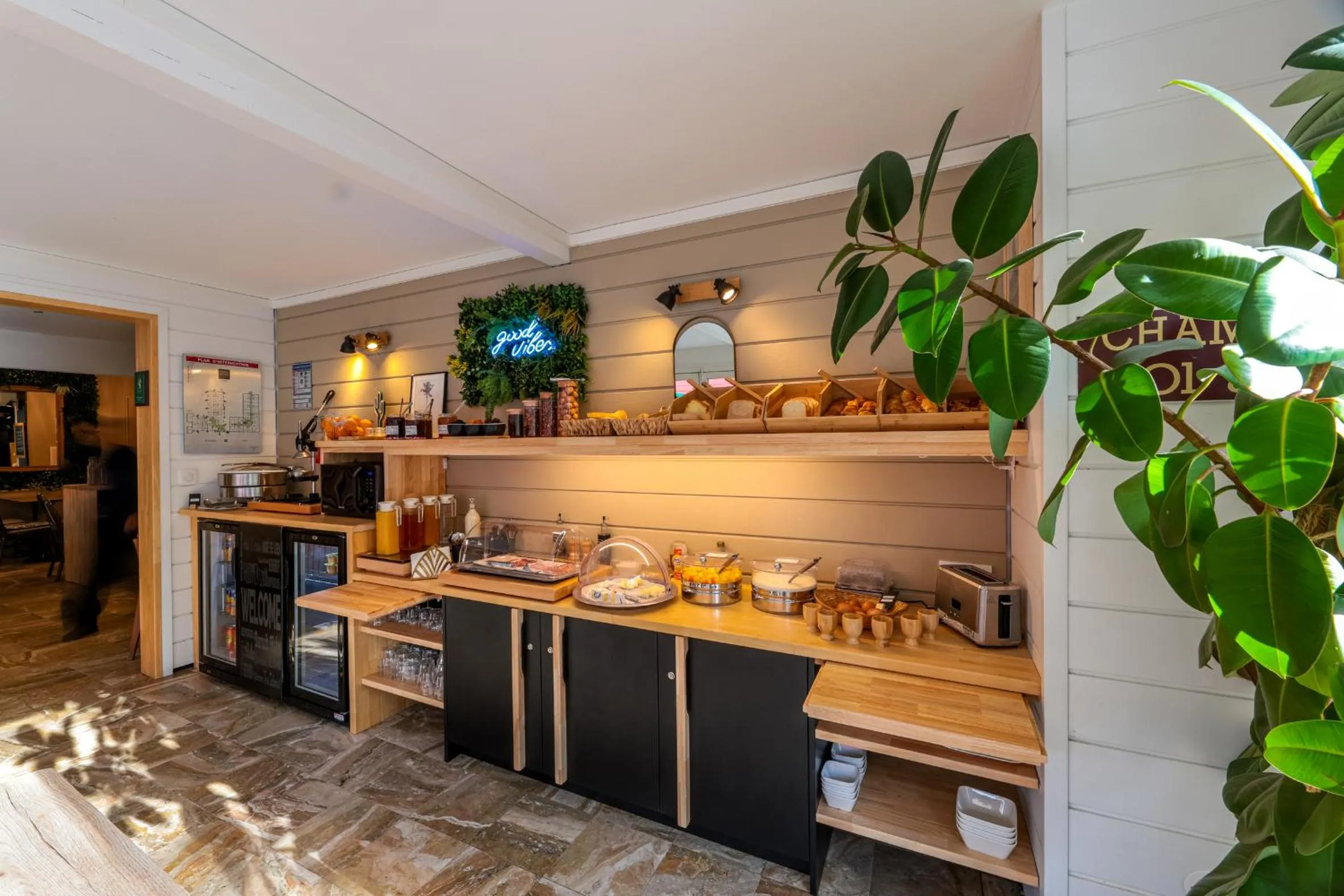 Breakfast in Ostal Pau Universite - Sure Hotel Collection by Best Western