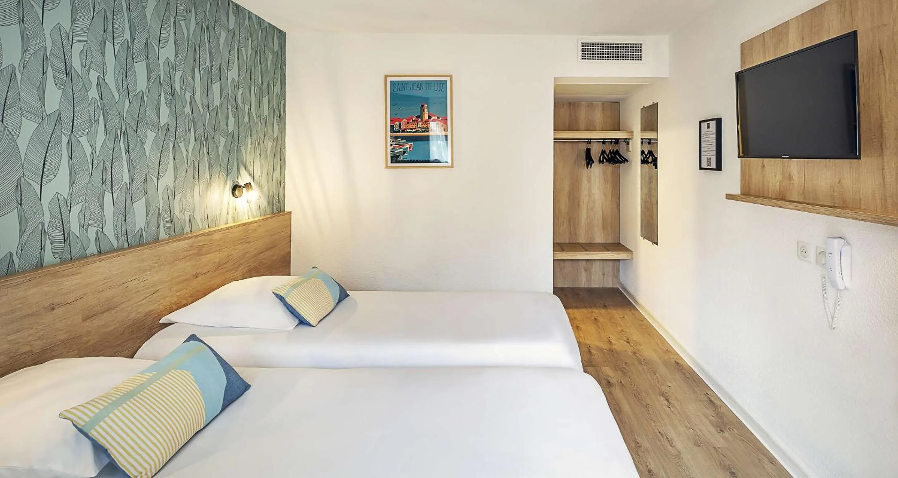 Bathroom, Bed in Ostal Pau Universite - Sure Hotel Collection by Best Western