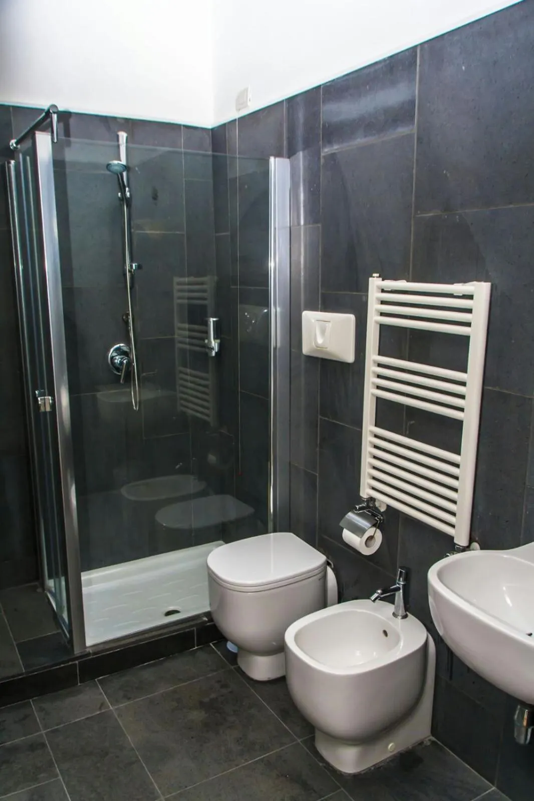 Shower in Hotel Terme Neronensis