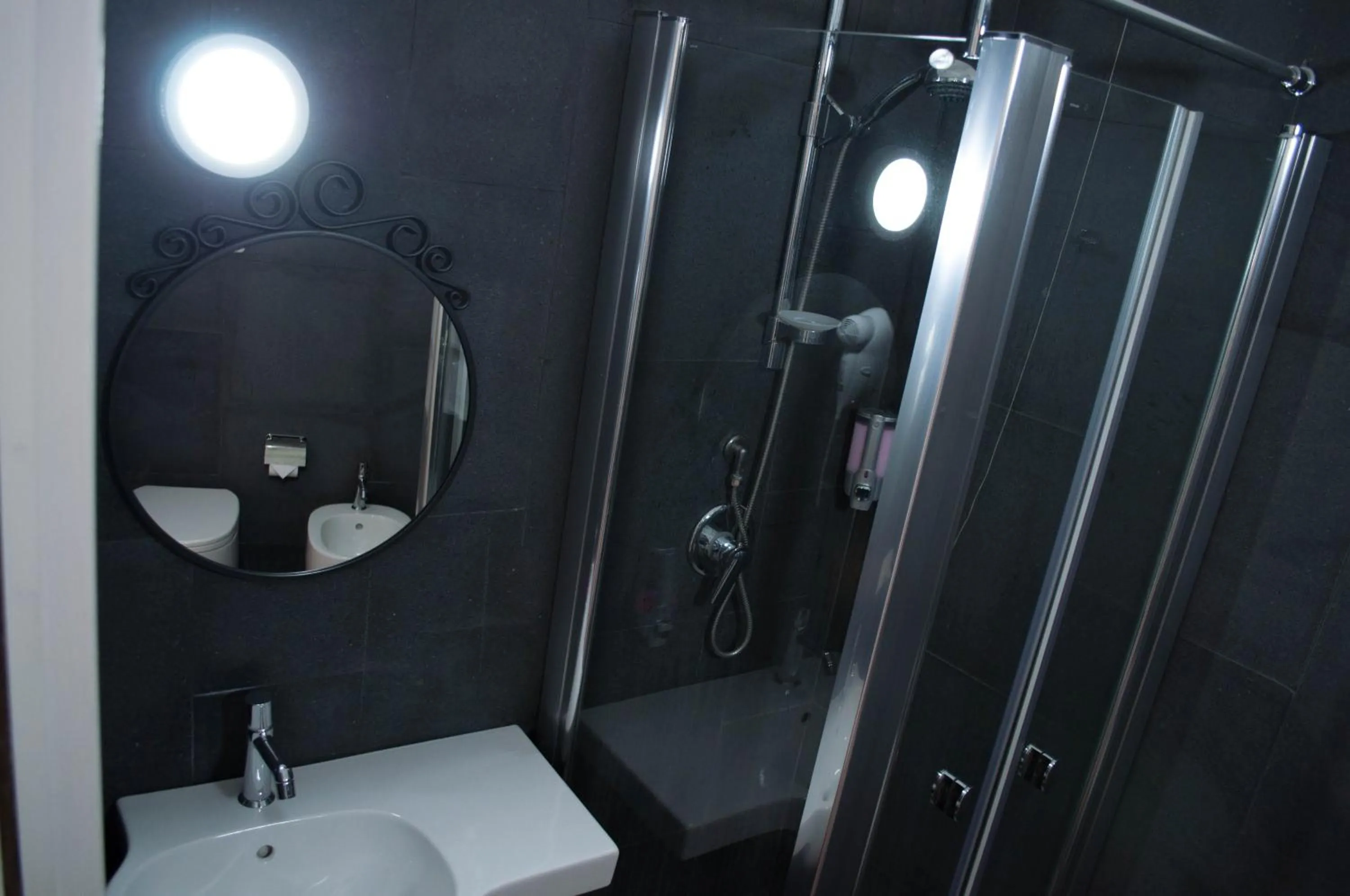 Shower in Hotel Terme Neronensis