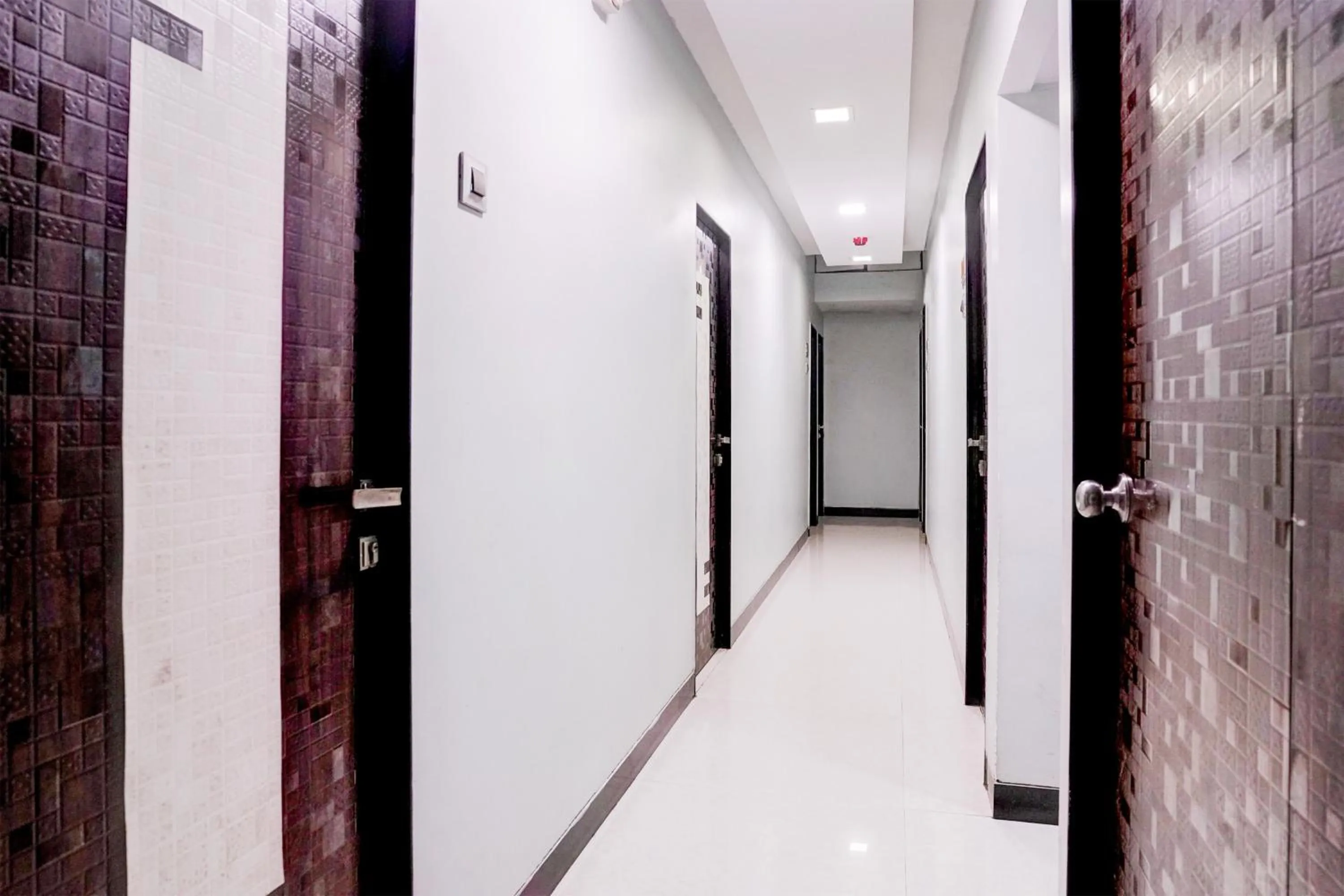 Lobby or reception in Super Collection O Asalpha near International Airport