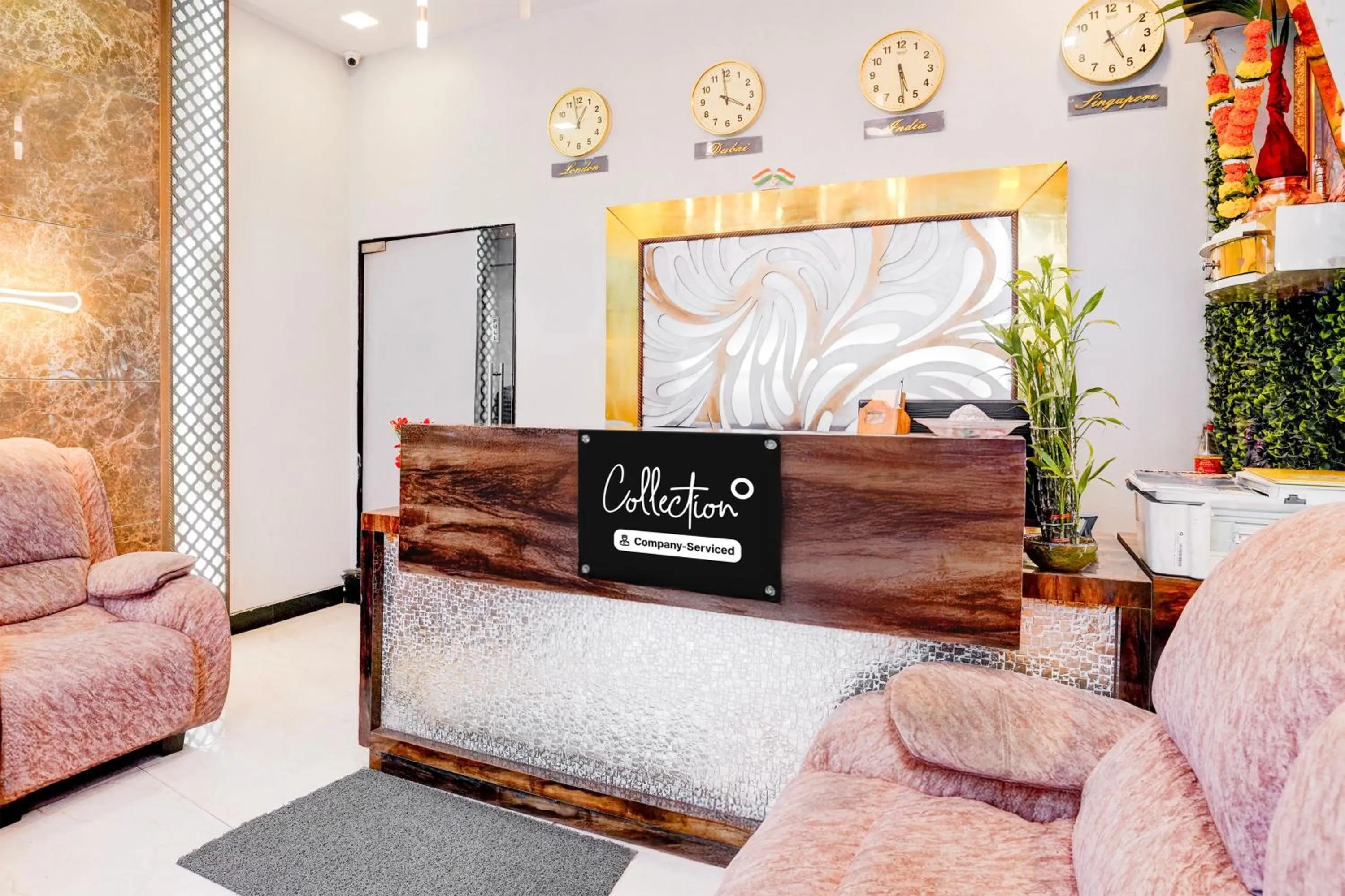 Lobby or reception in Super Collection O Asalpha near International Airport