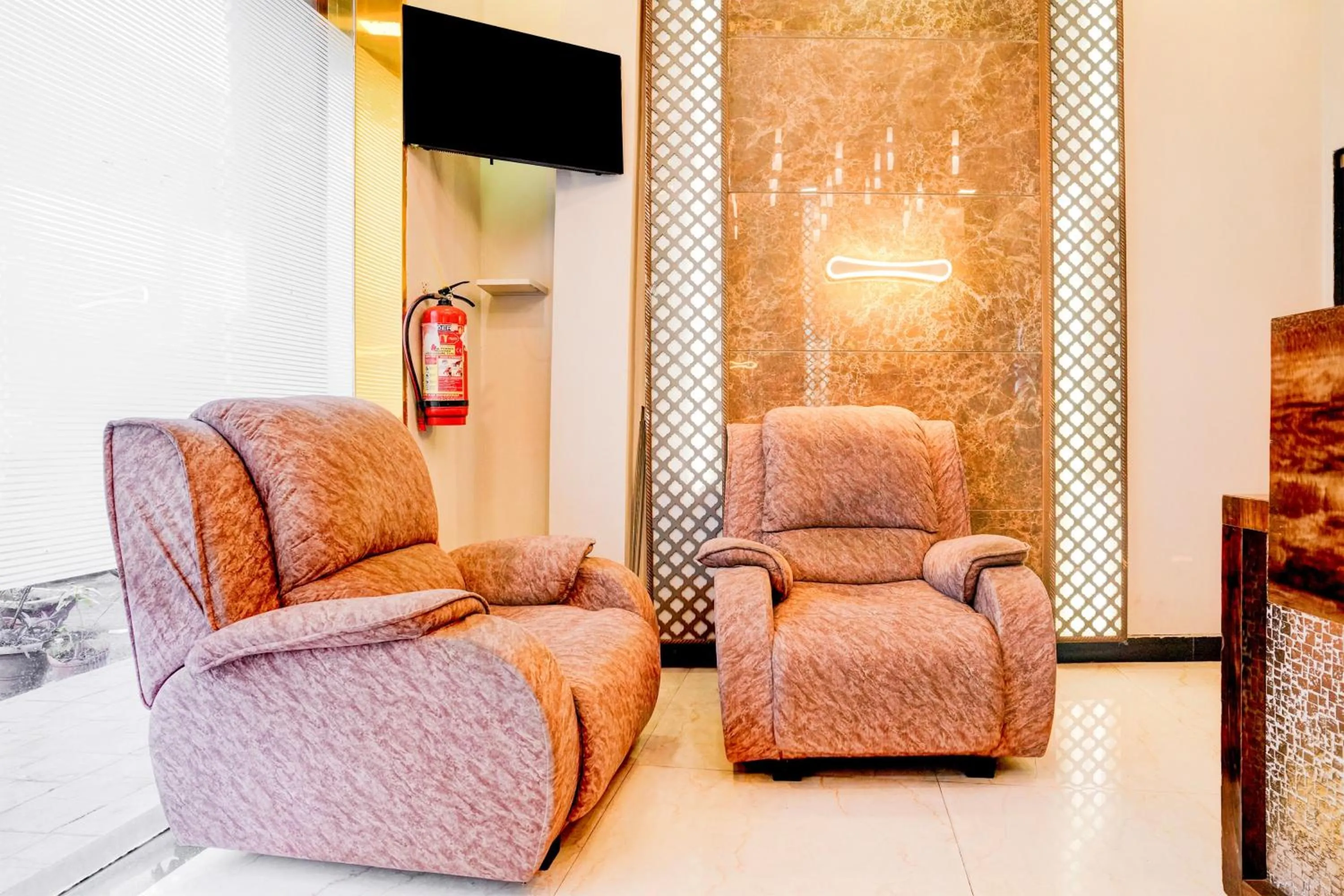 Lobby or reception in Super Collection O Asalpha near International Airport