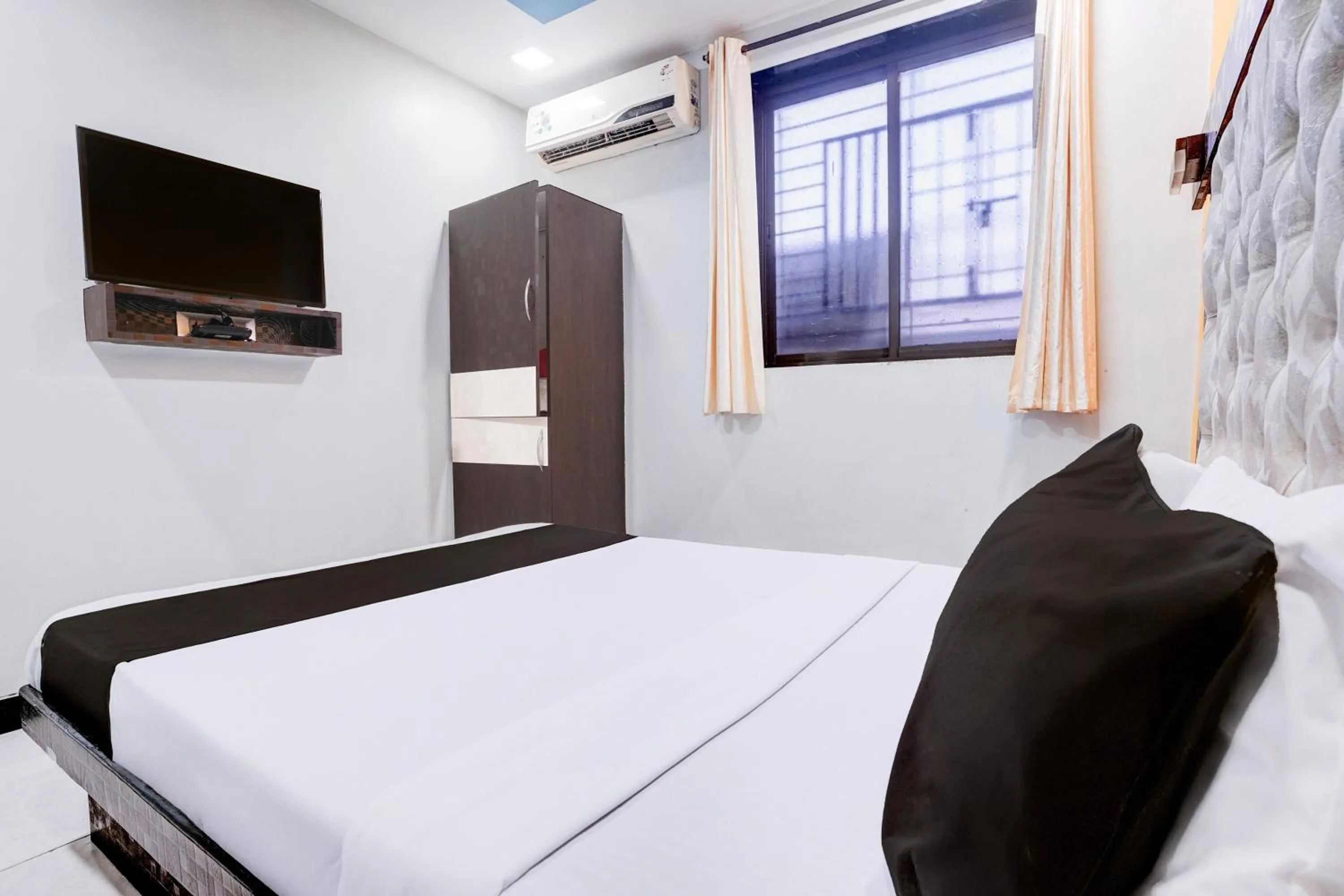 Bedroom, Bed in Super Collection O Asalpha near International Airport