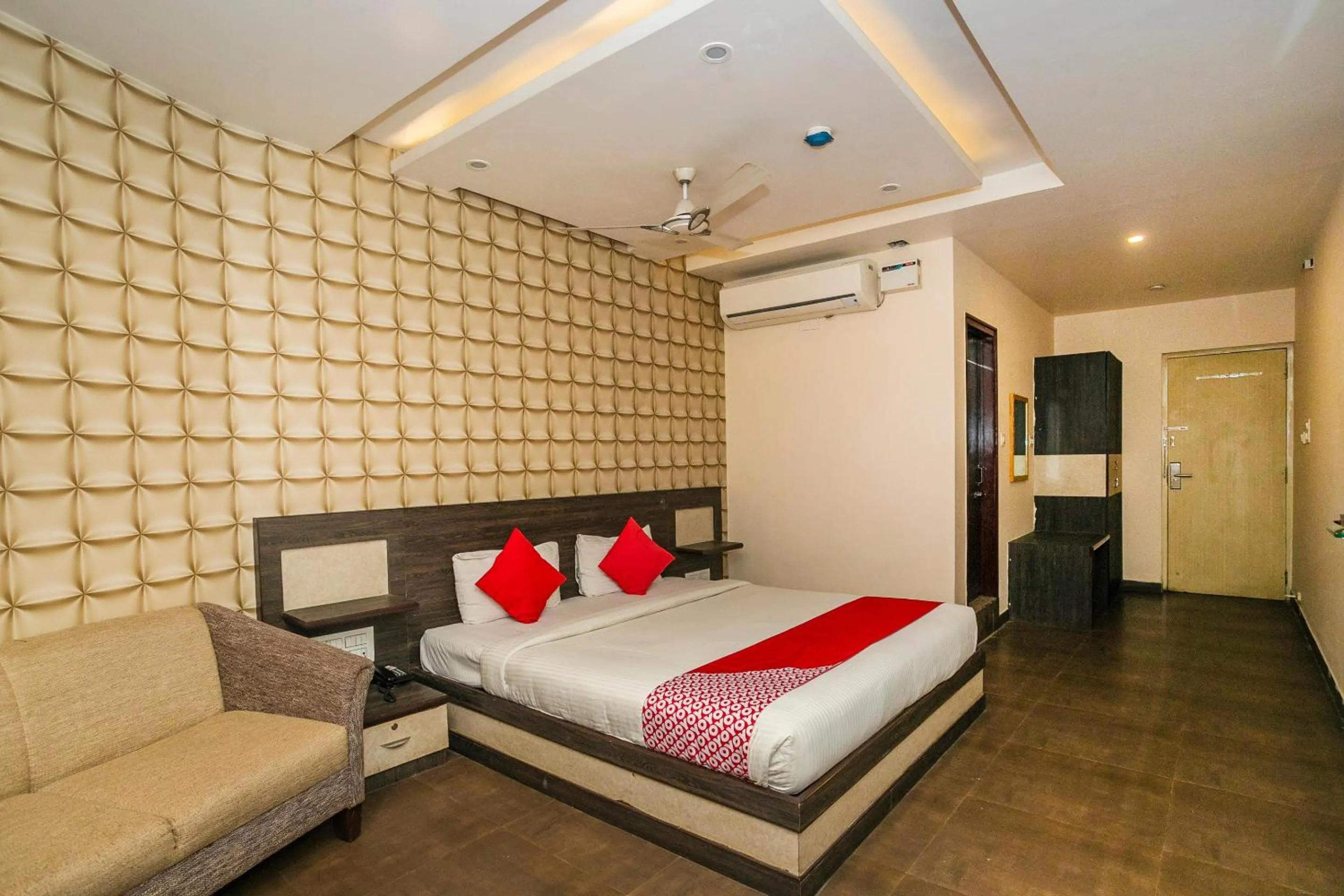 Lobby or reception, Bed in Collection O Indian Suites Near Sitara Restaurant