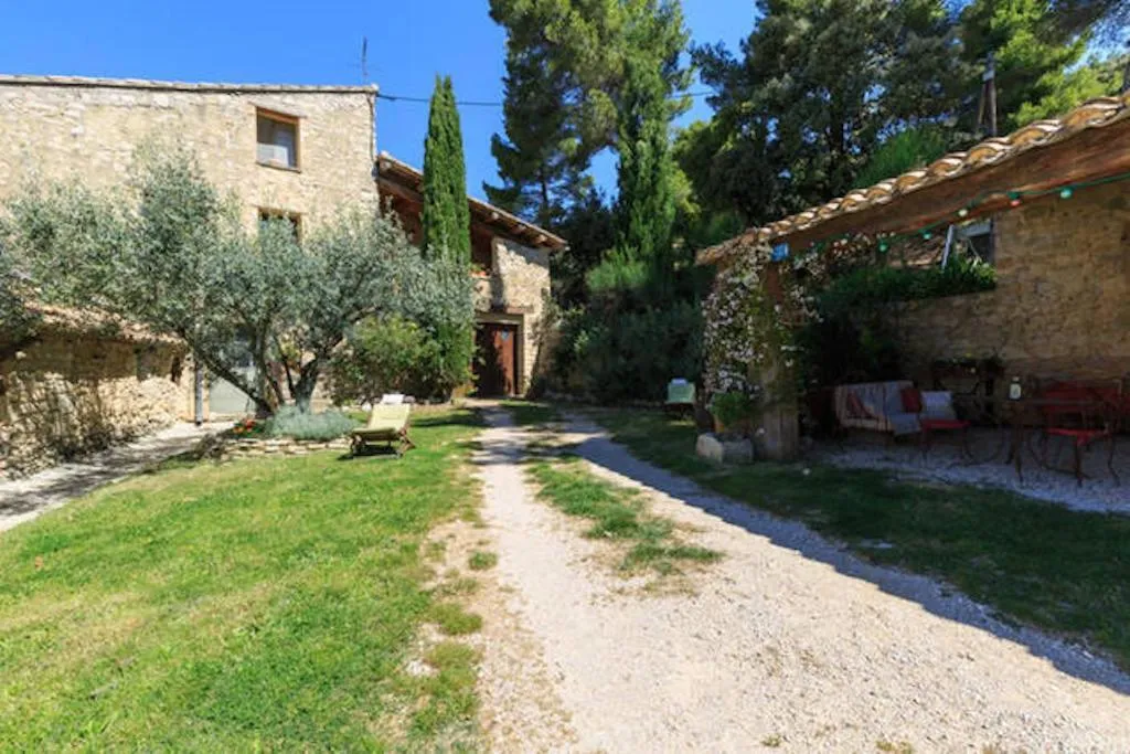 Facade/entrance in Le Degoutaud
