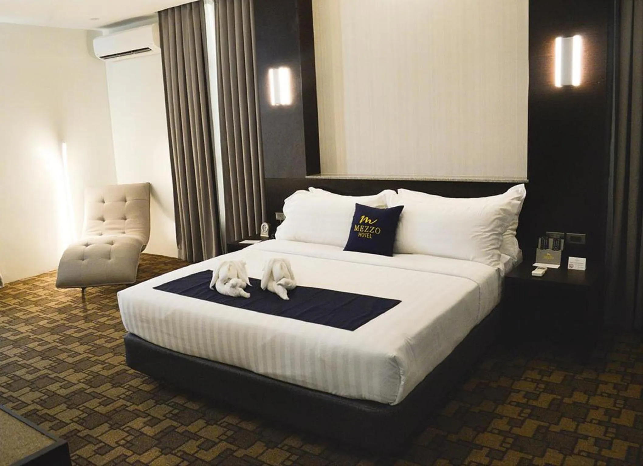 Photo of the whole room, Bed in Mezzo Hotel