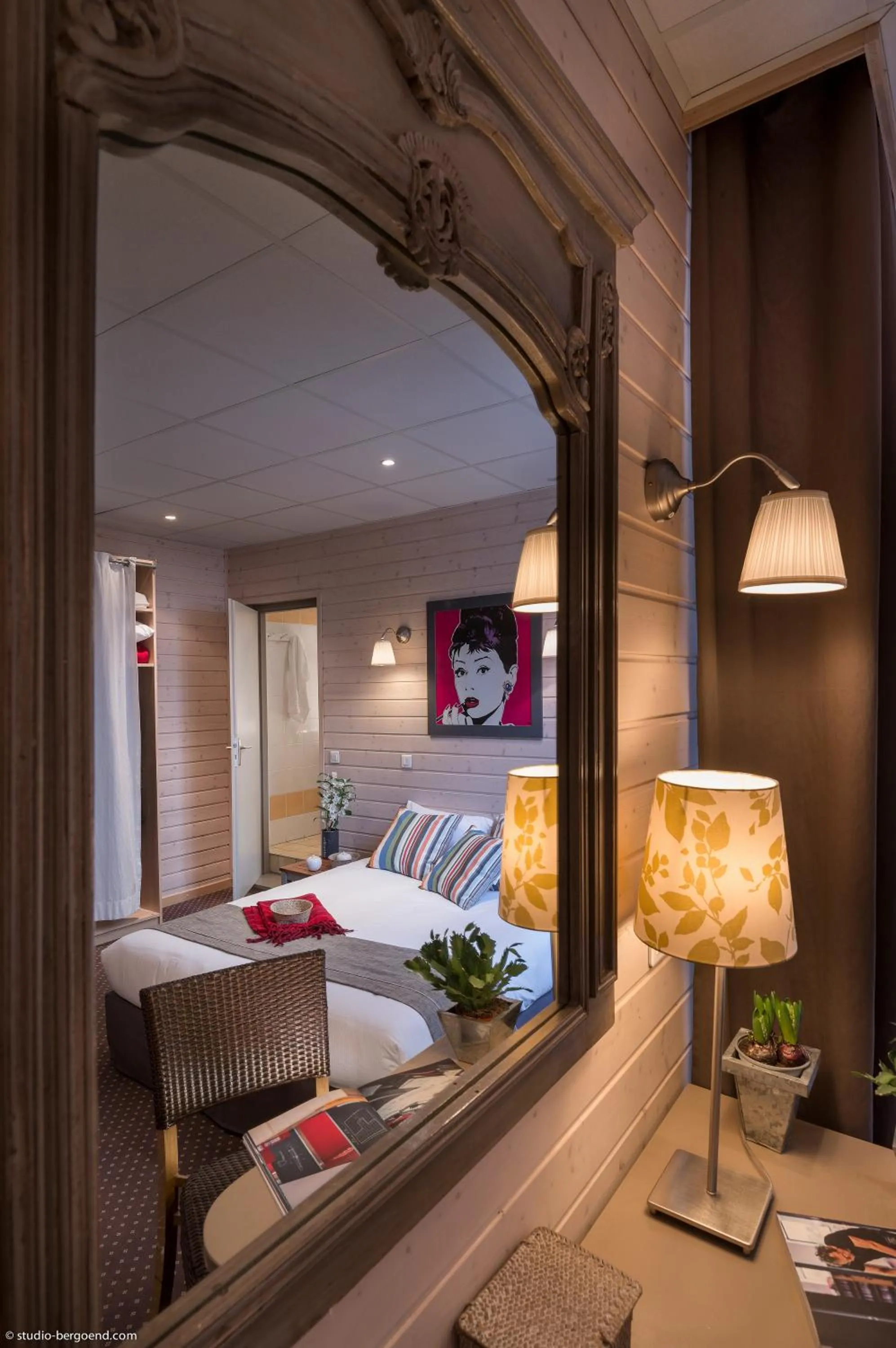 Photo of the whole room, Bed in Hôtel des Alpes