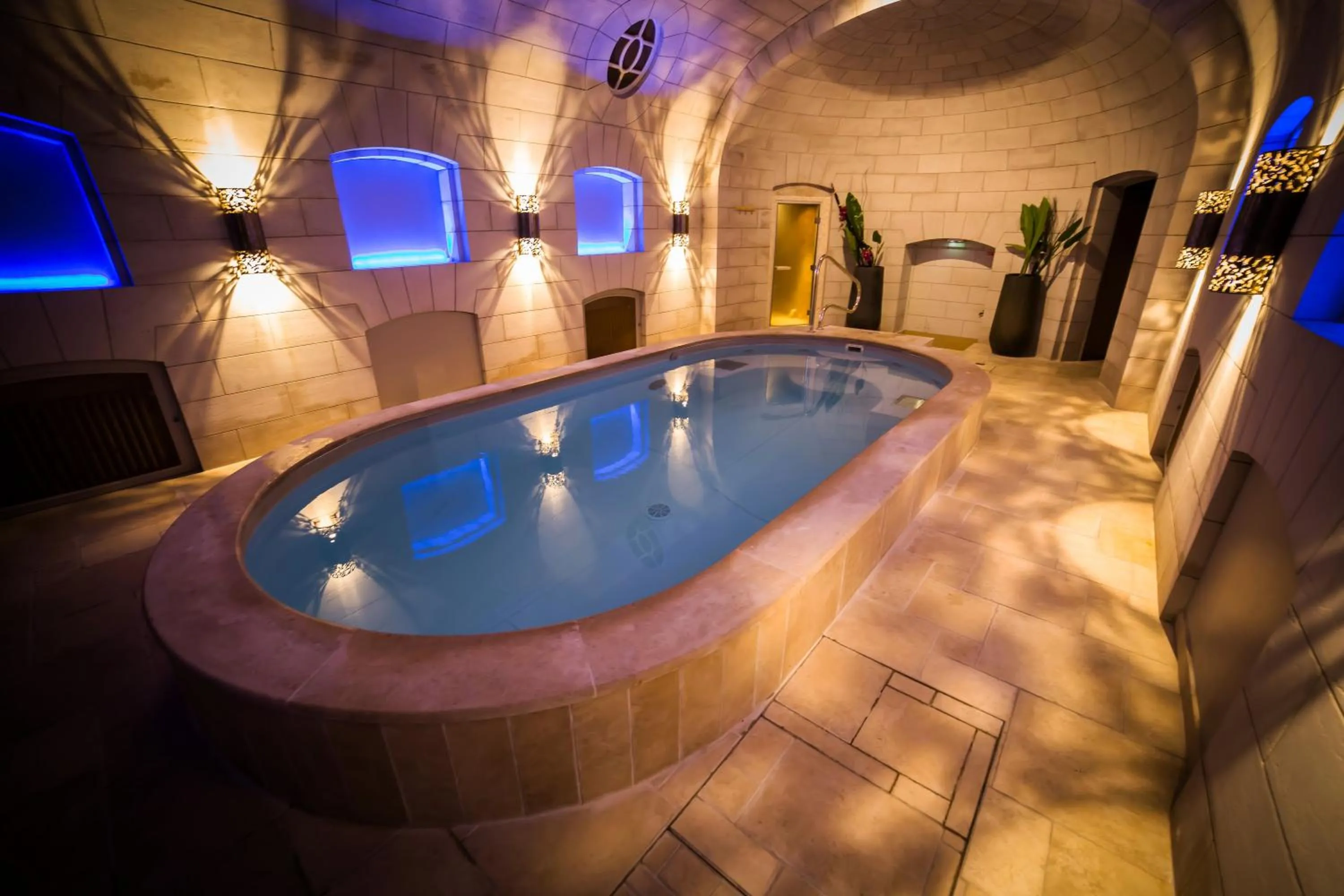 Hot Spring Bath in Château D'artigny