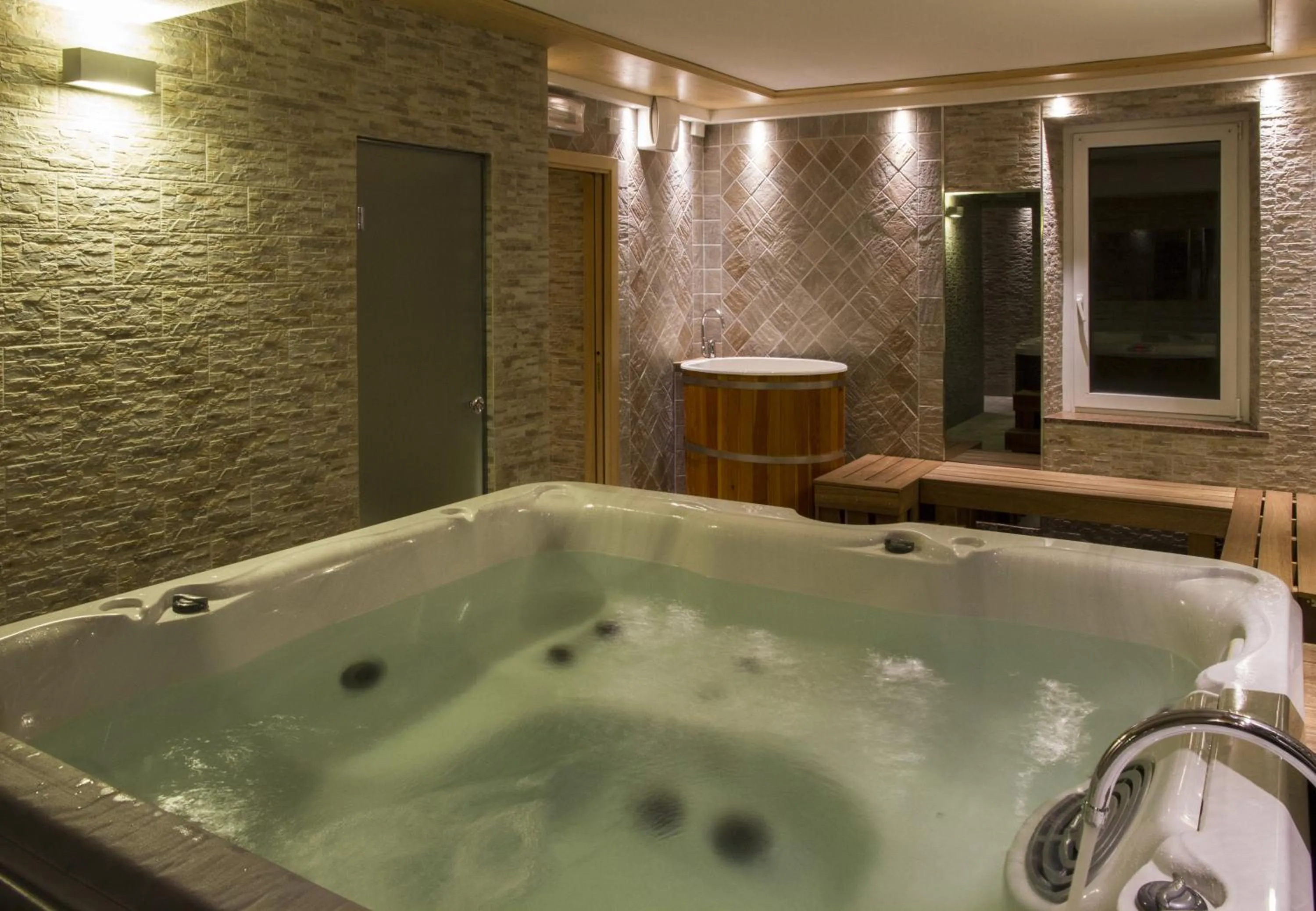 Hot Tub in Hotel Al Pelmo Wellness