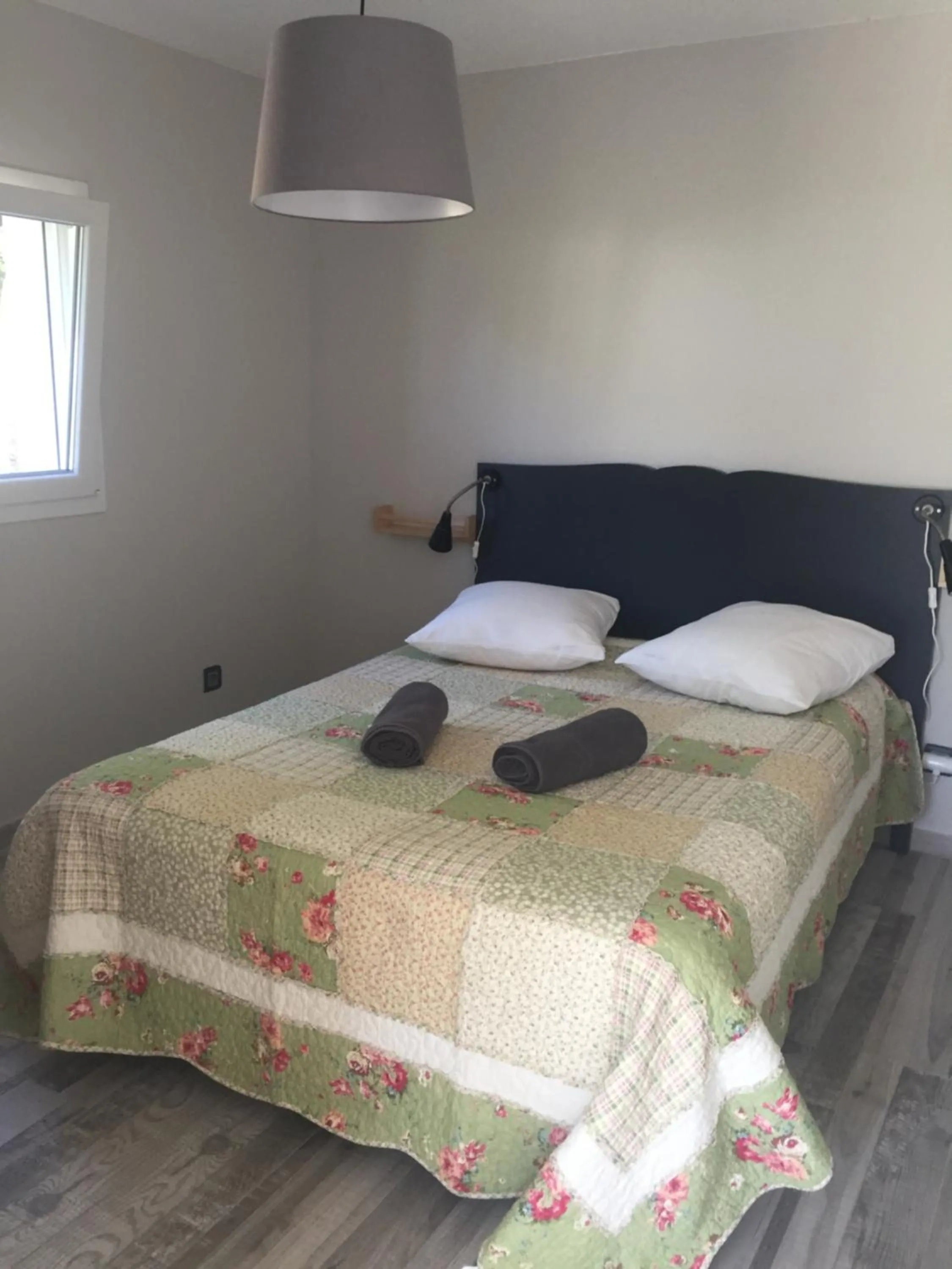 Photo of the whole room, Bed in Maébrilu Camargue Provence