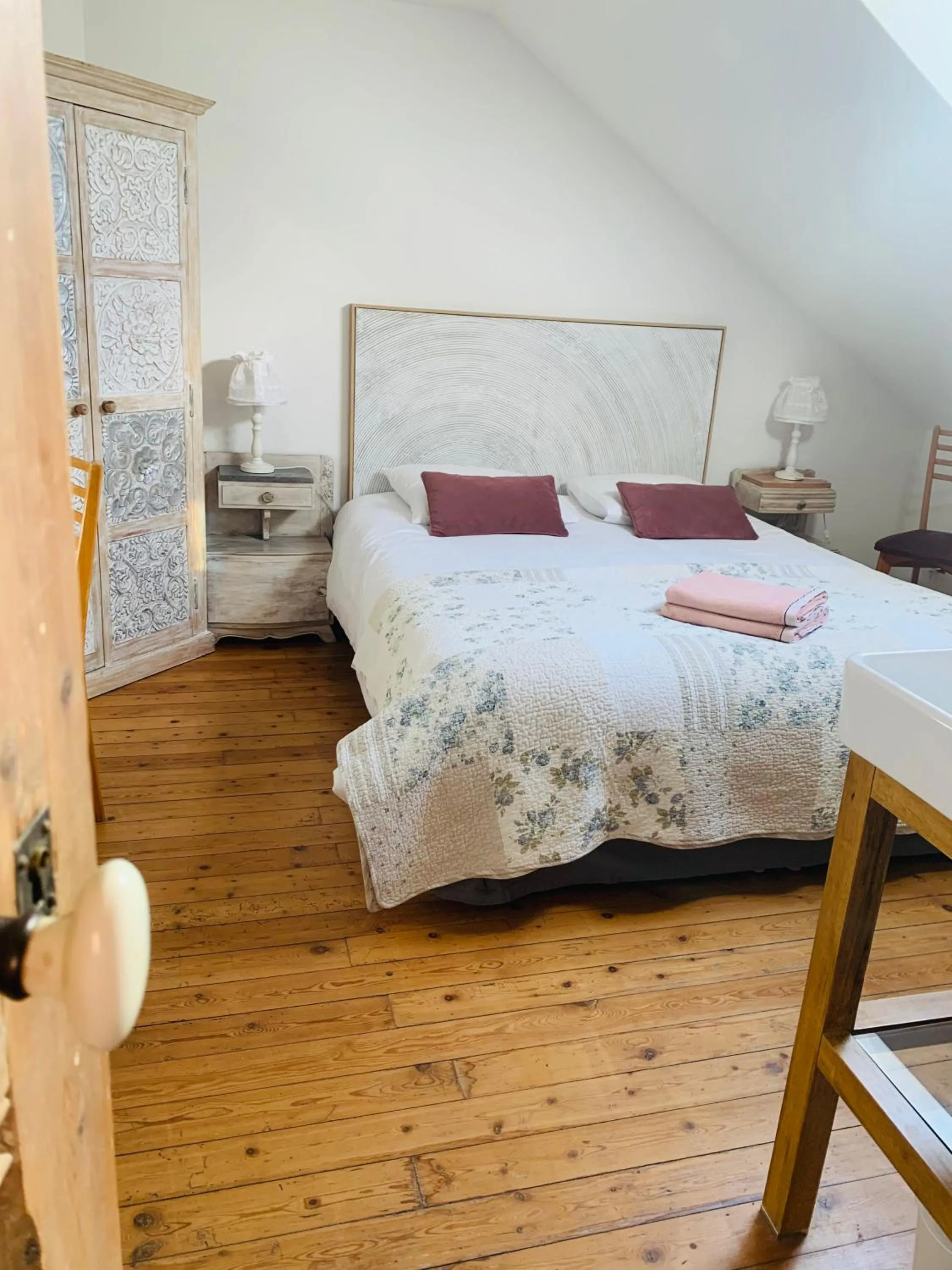 Photo of the whole room, Bed in Maébrilu Camargue Provence