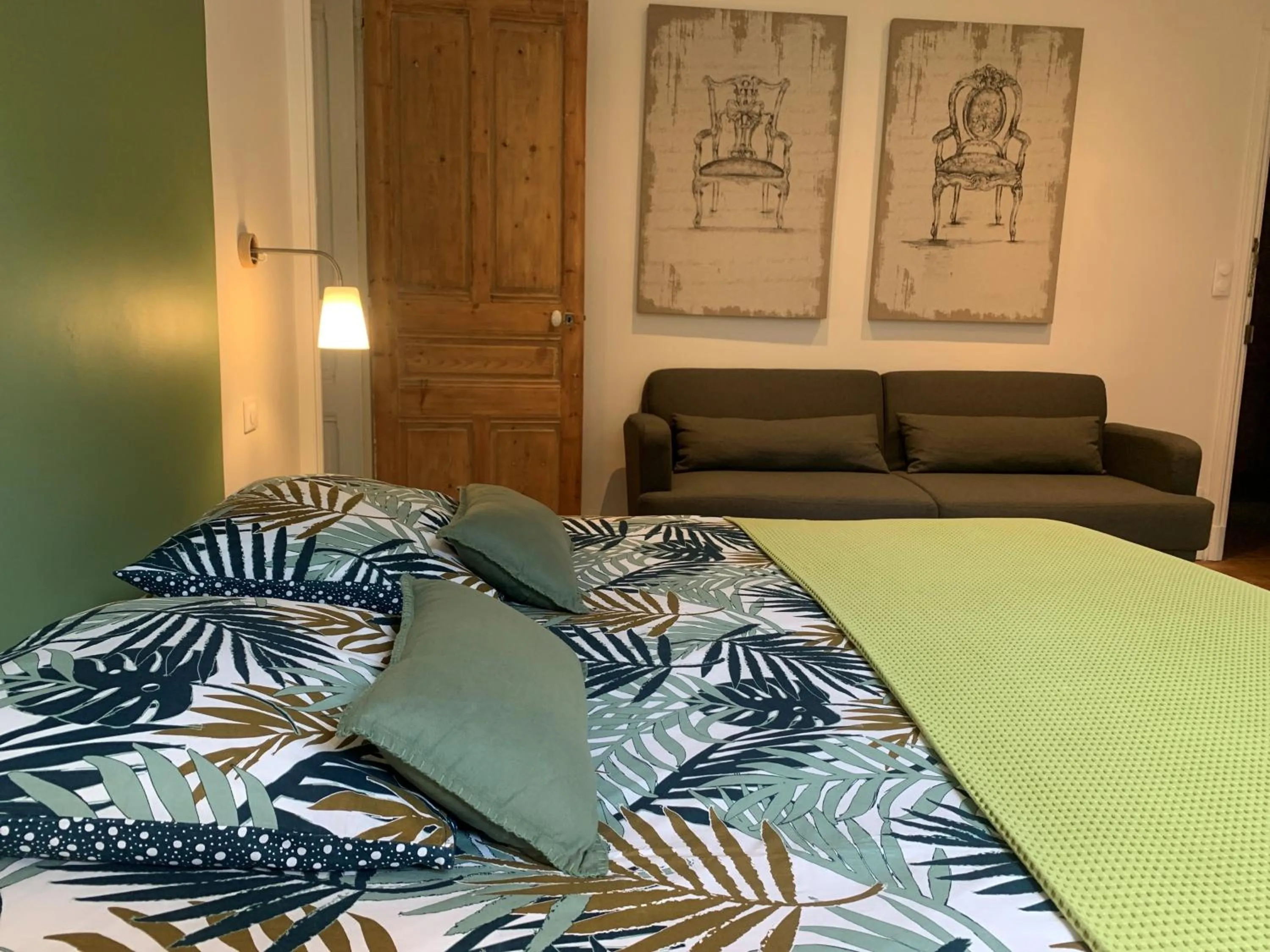 Photo of the whole room, Bed in Maébrilu Camargue Provence
