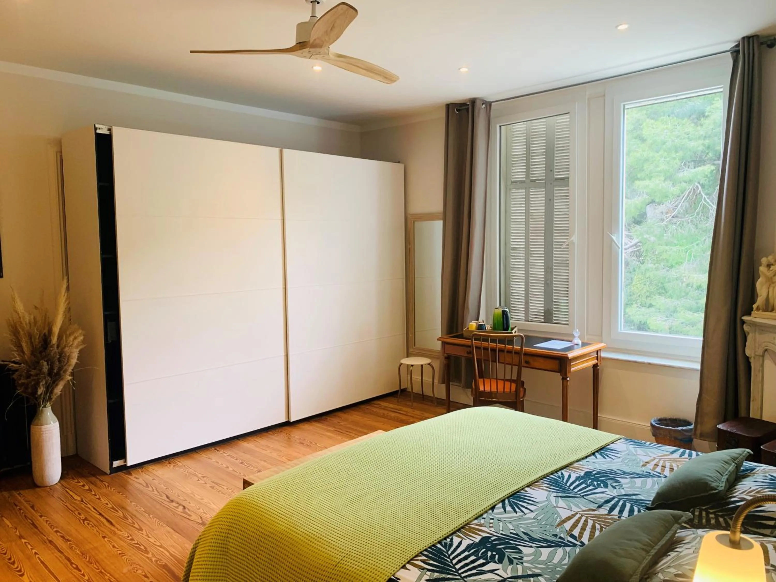 Photo of the whole room, Bed in Maébrilu Camargue Provence