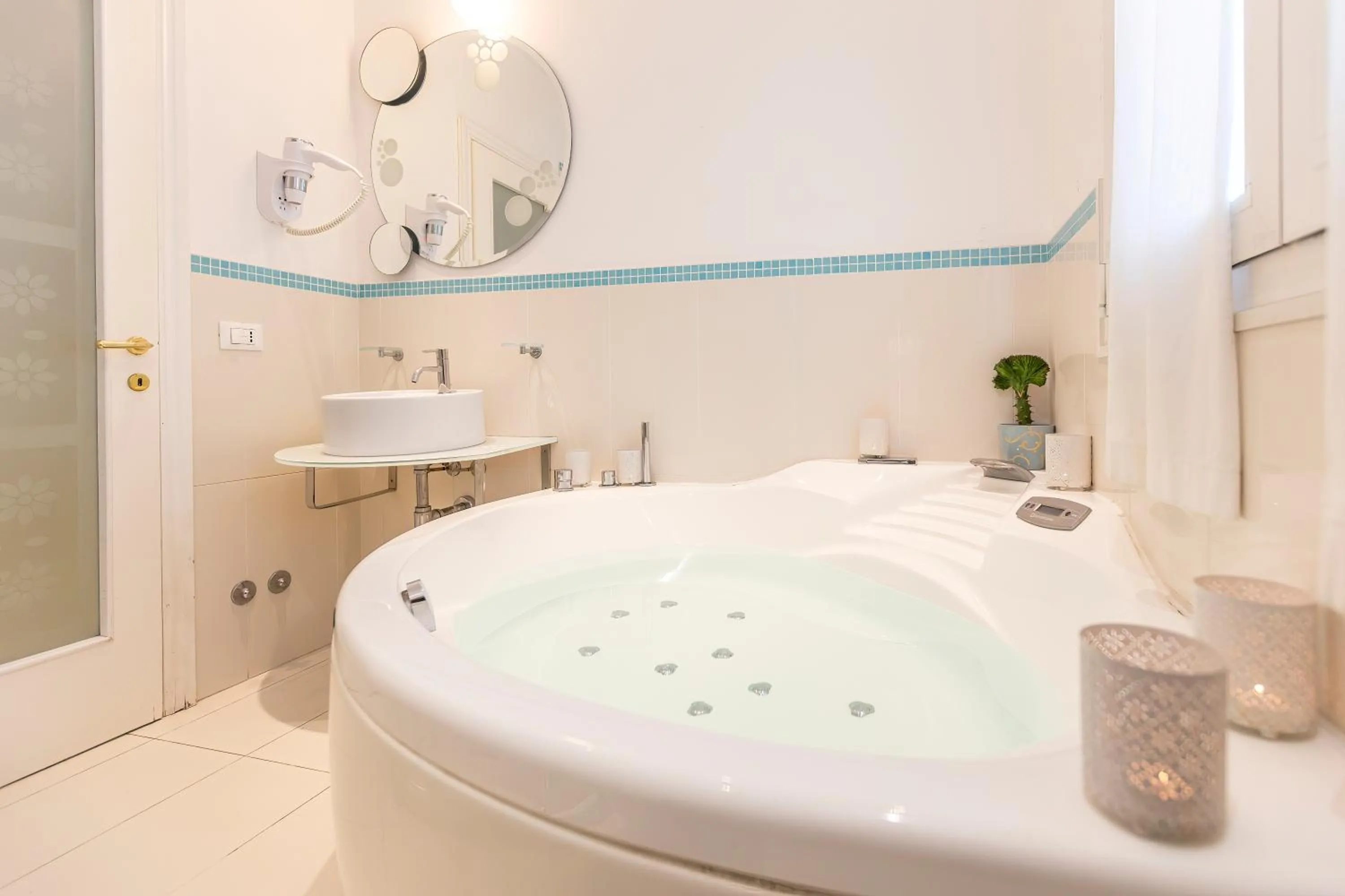 Hot Tub in Hotel Al Cavallino Bianco