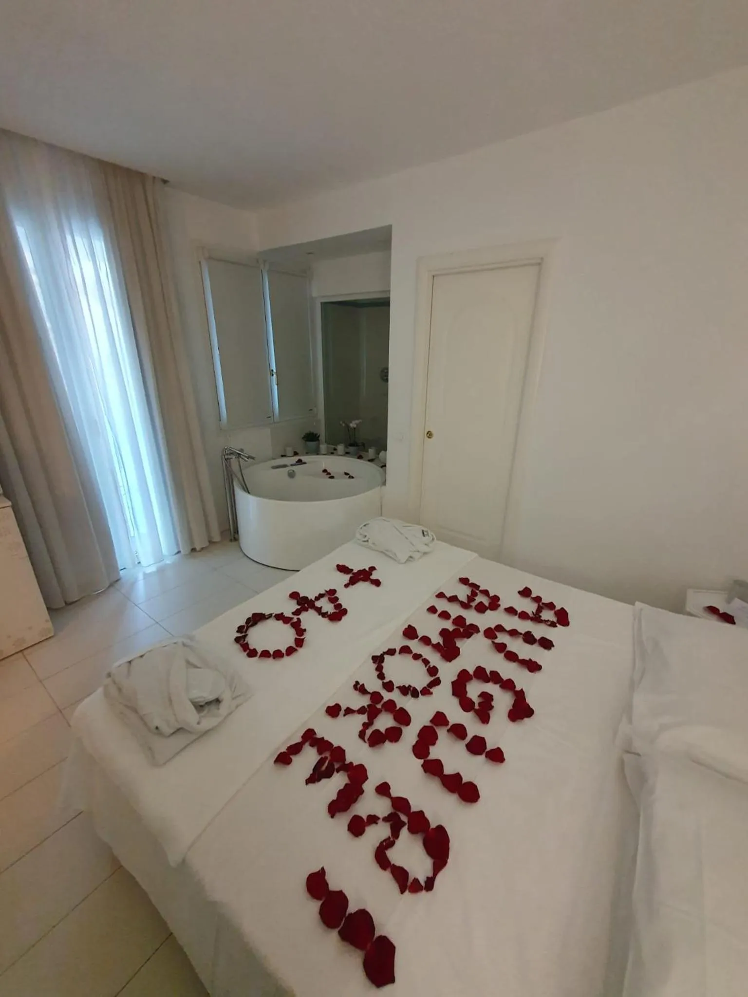 Shower, Bed in Hotel Al Cavallino Bianco