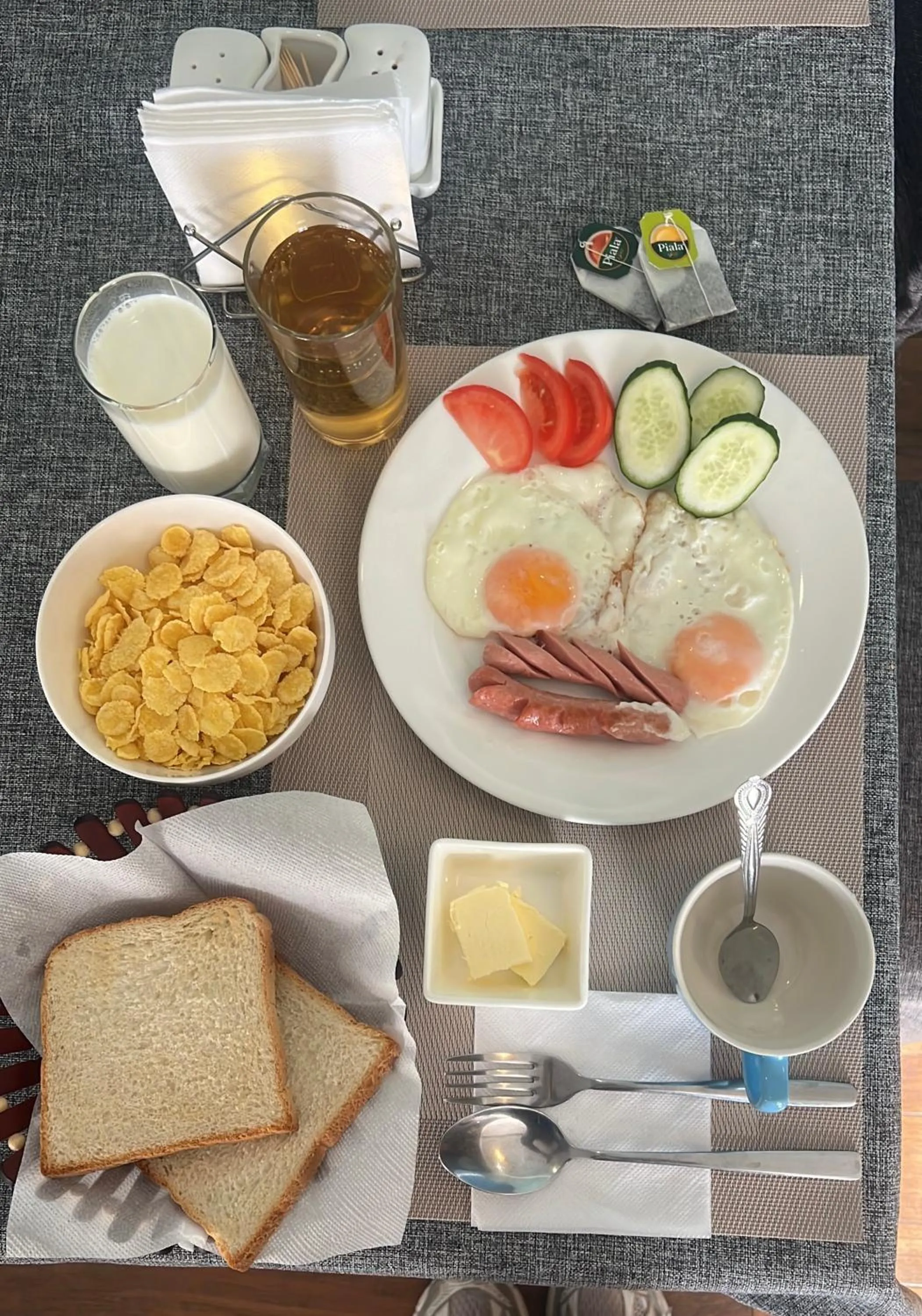 Restaurant/places to eat in Salut Hotel