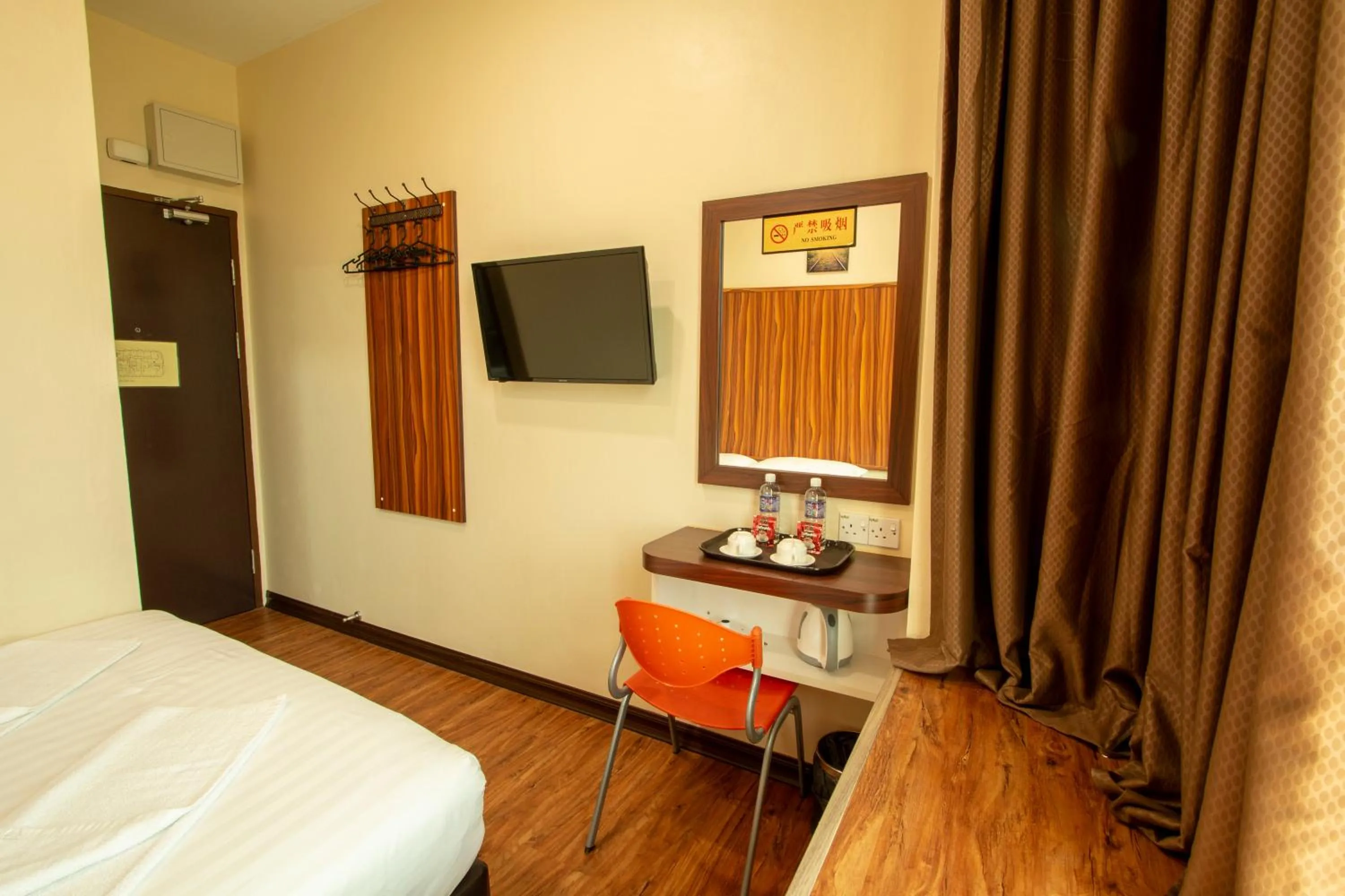 Communal lounge/ TV room in Expo Hotel