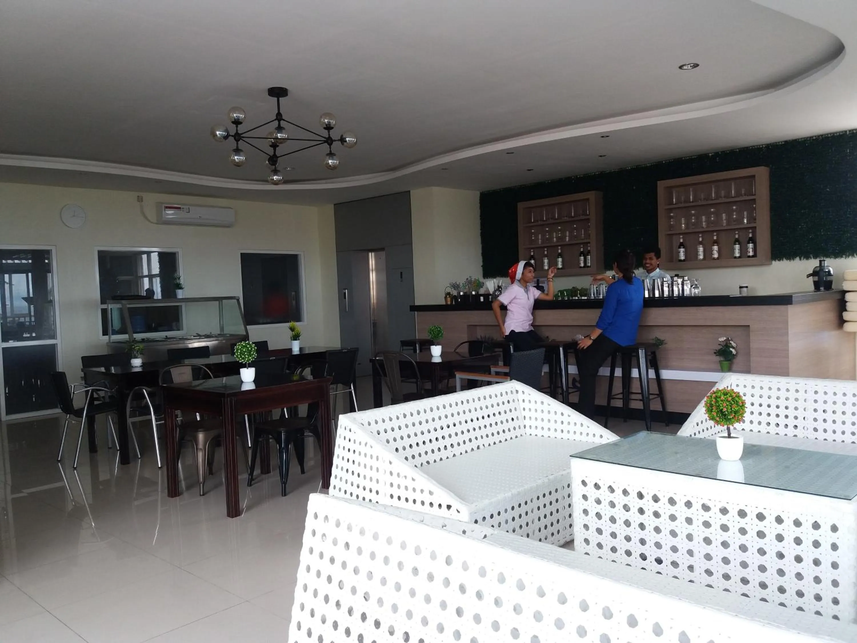 Restaurant/places to eat in Avon's Residence