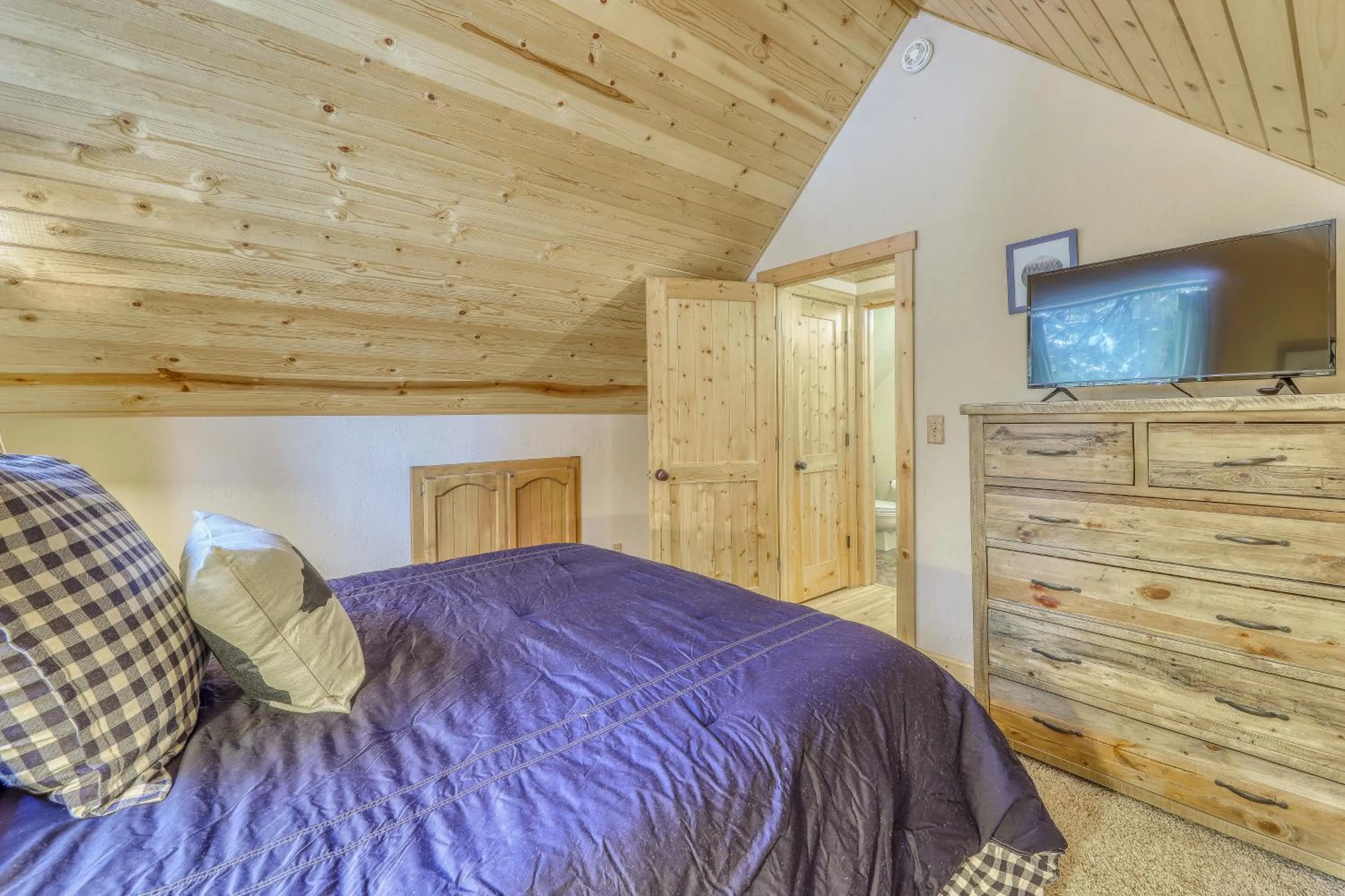 Bed in Snowpeak Chalet in Tahoe Donner