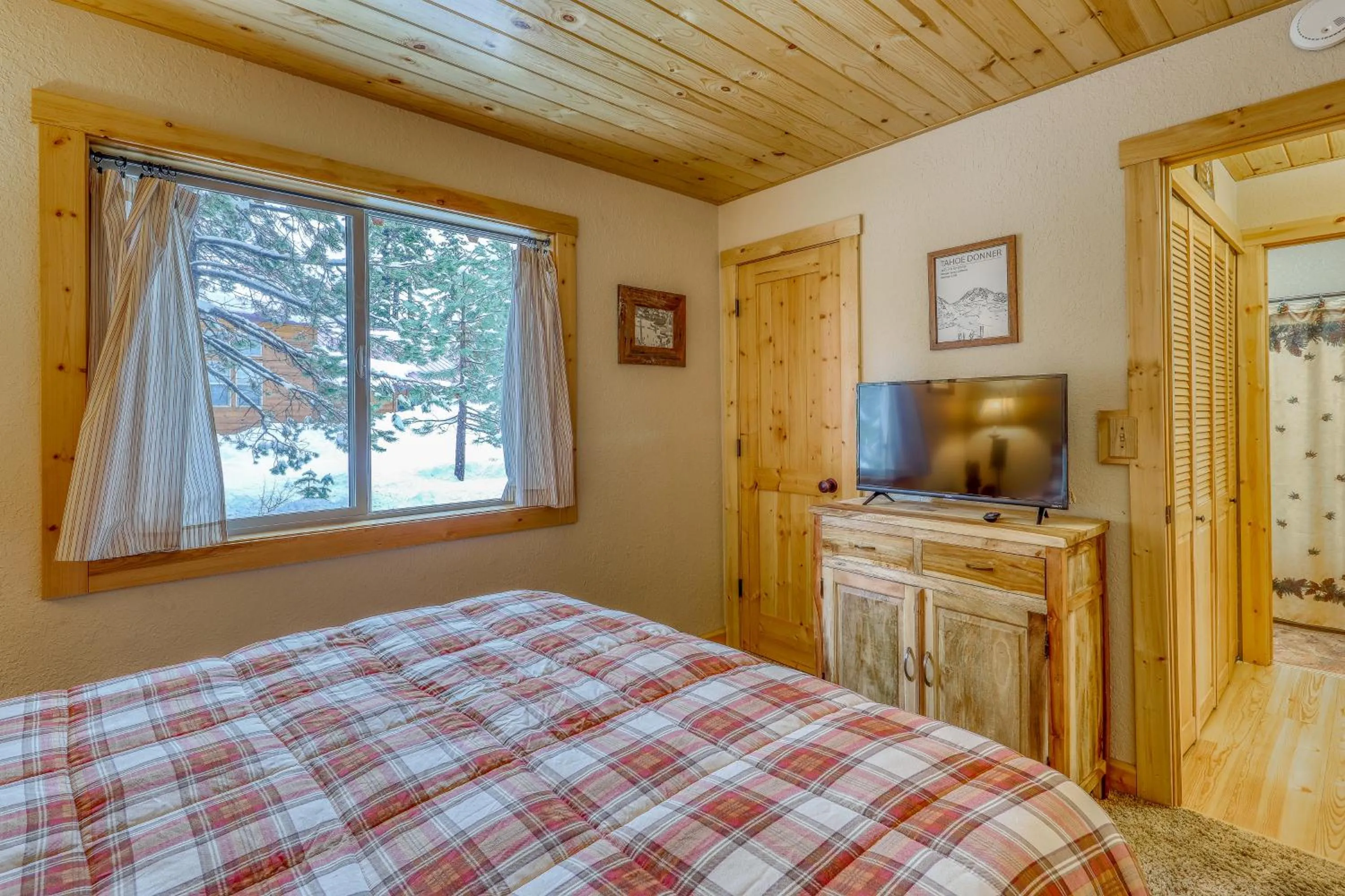 Bed in Snowpeak Chalet in Tahoe Donner