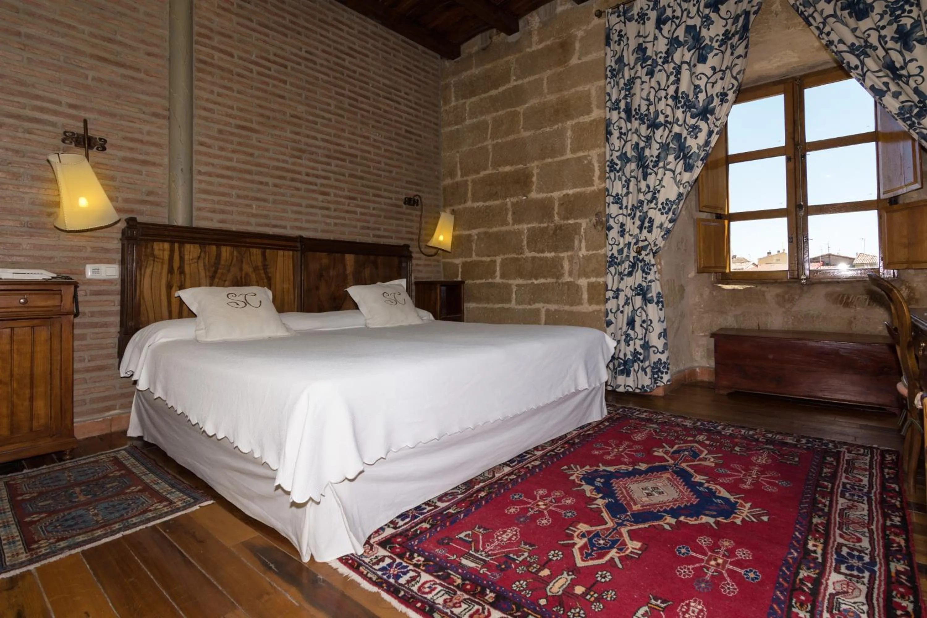 Photo of the whole room, Bed in Hospedería Señorío de Casalarreina