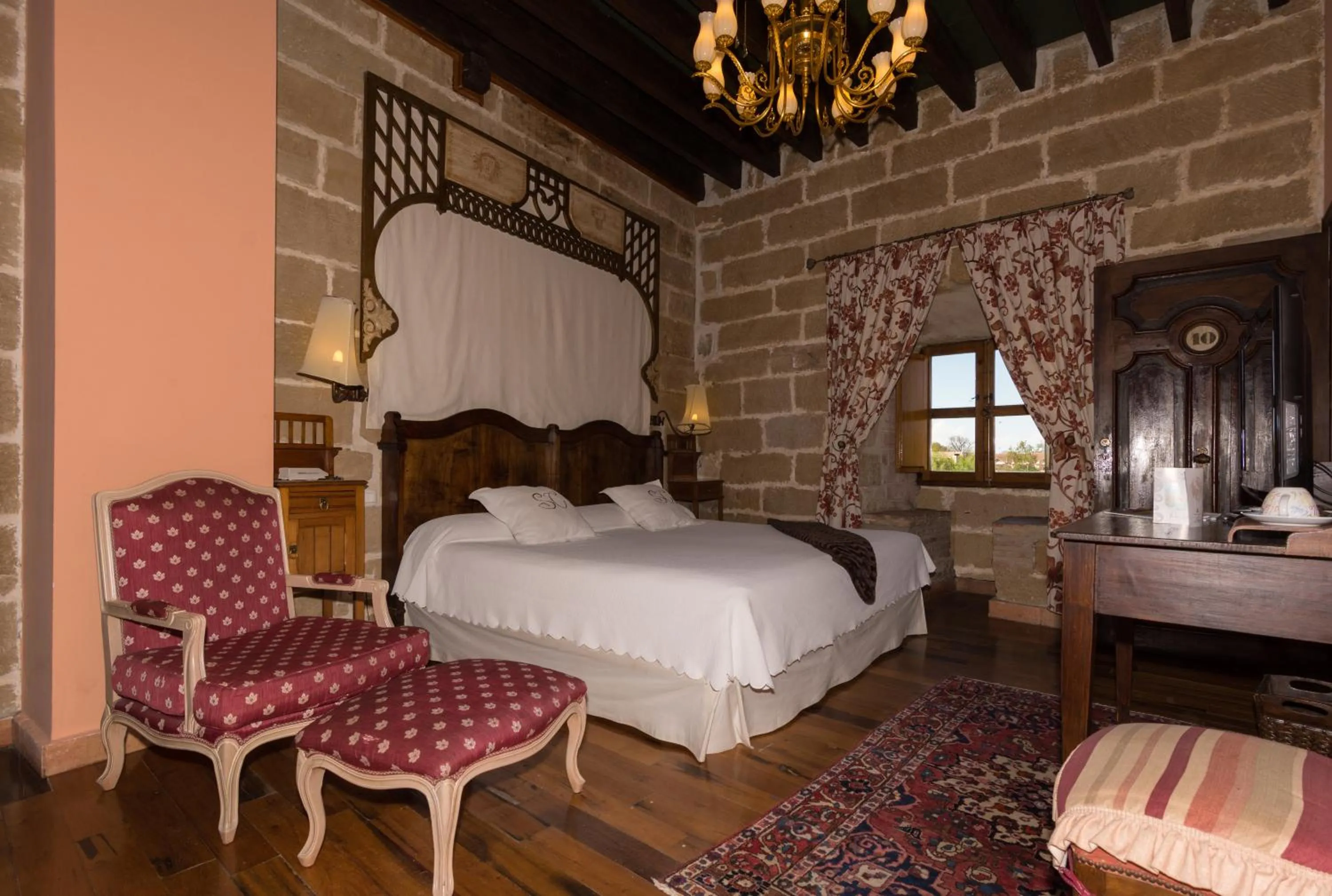Photo of the whole room, Bed in Hospedería Señorío de Casalarreina