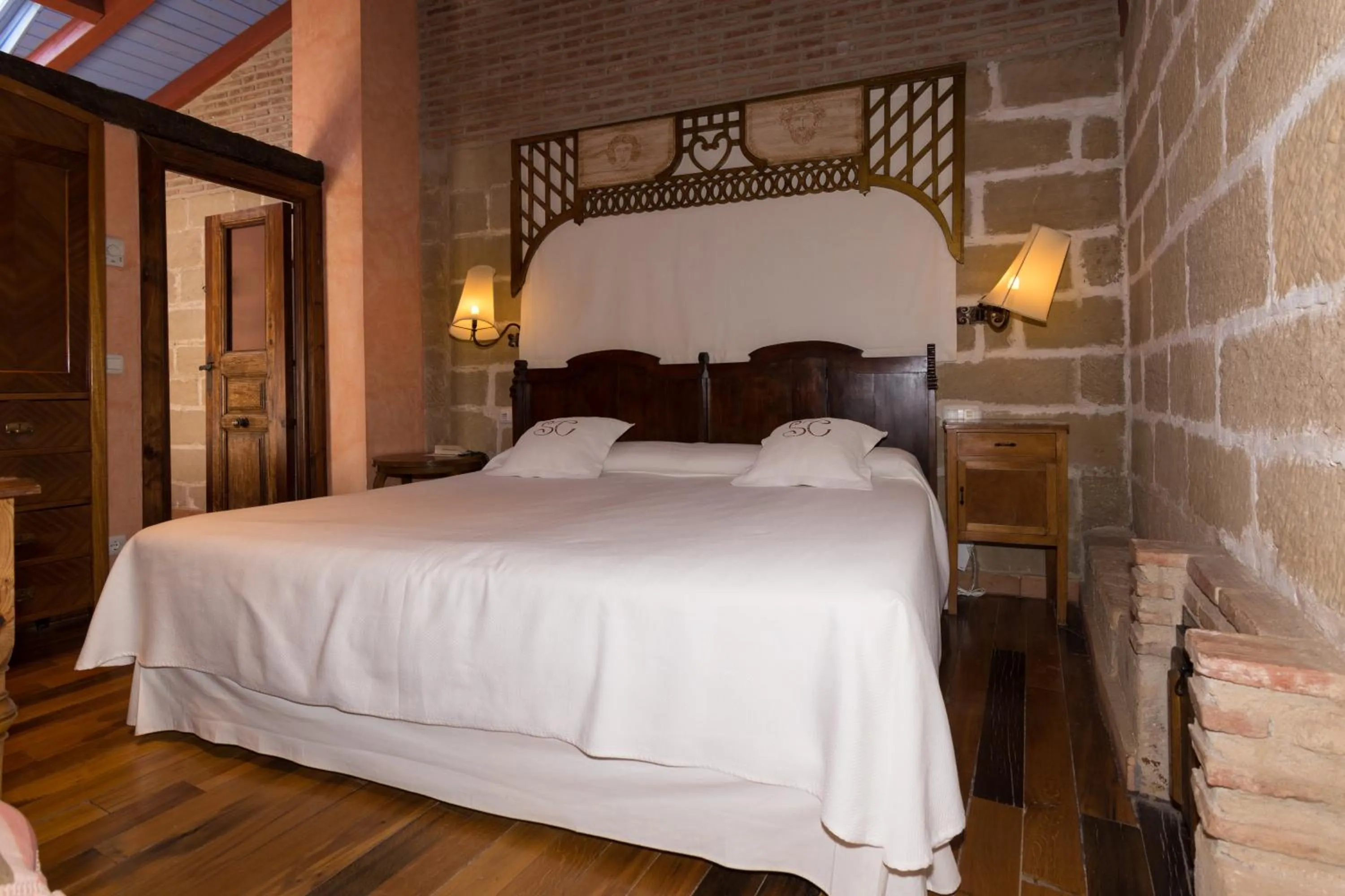 Photo of the whole room, Bed in Hospedería Señorío de Casalarreina