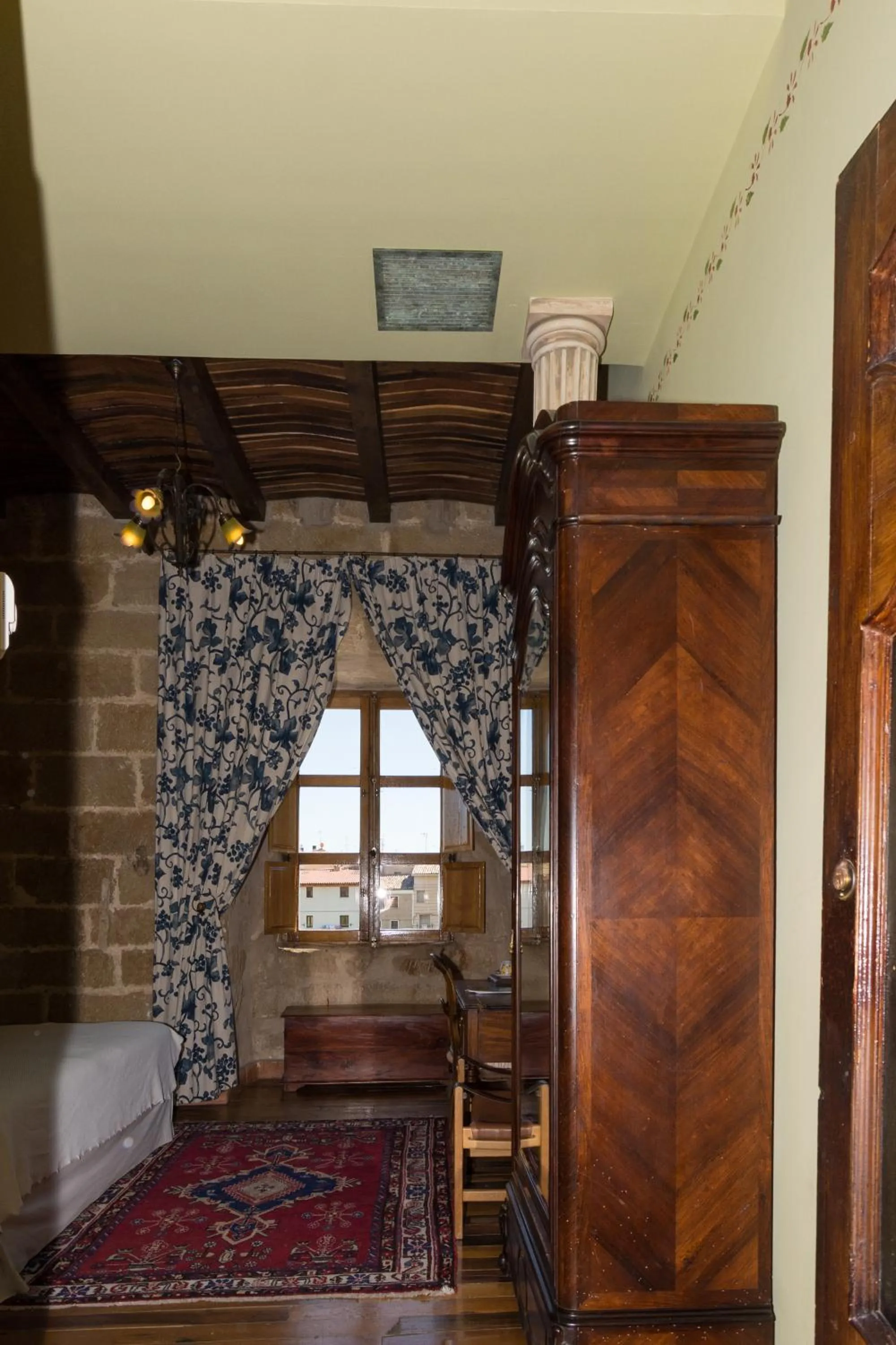 Photo of the whole room, Bed in Hospedería Señorío de Casalarreina