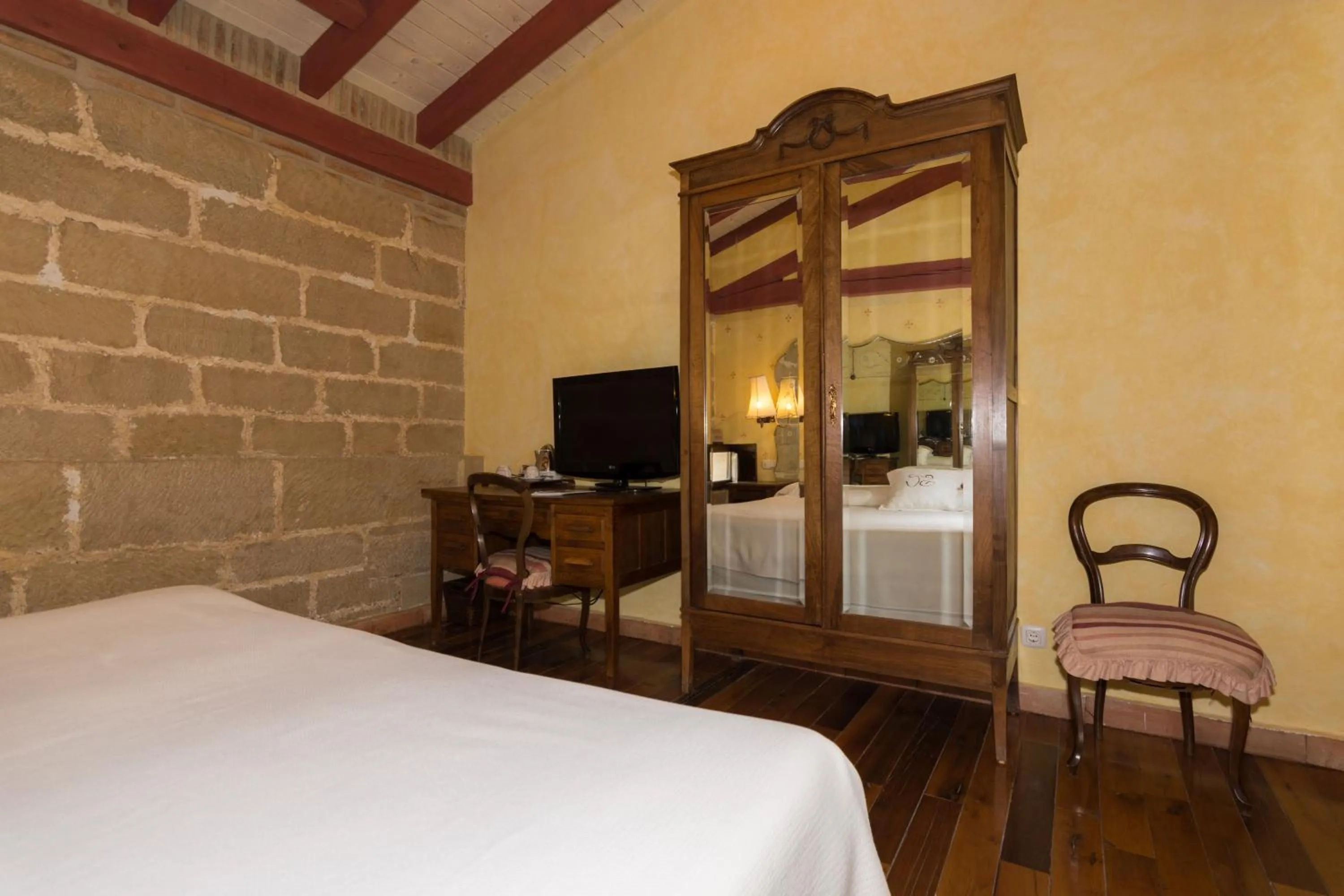 Photo of the whole room, Bed in Hospedería Señorío de Casalarreina