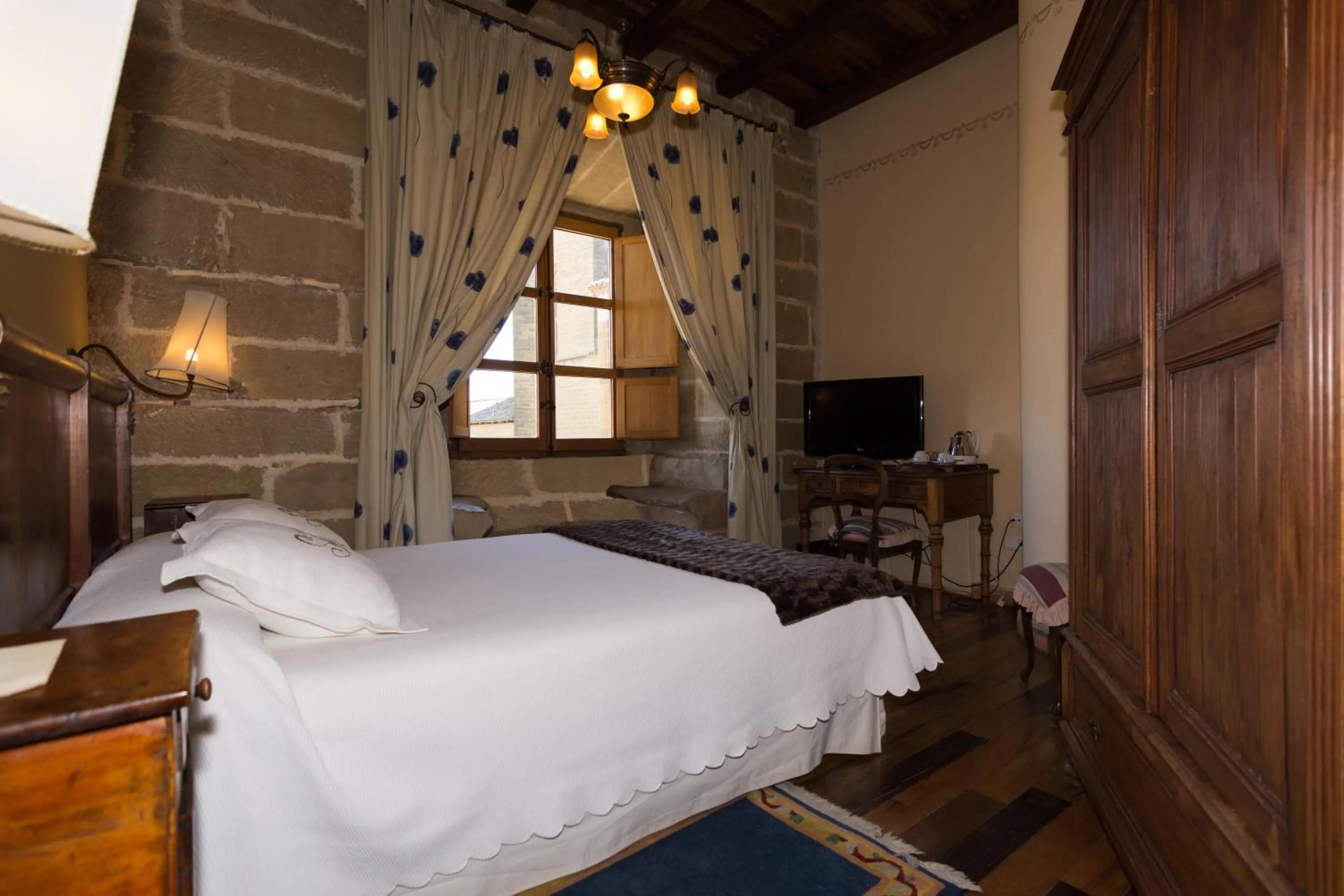Photo of the whole room, Bed in Hospedería Señorío de Casalarreina