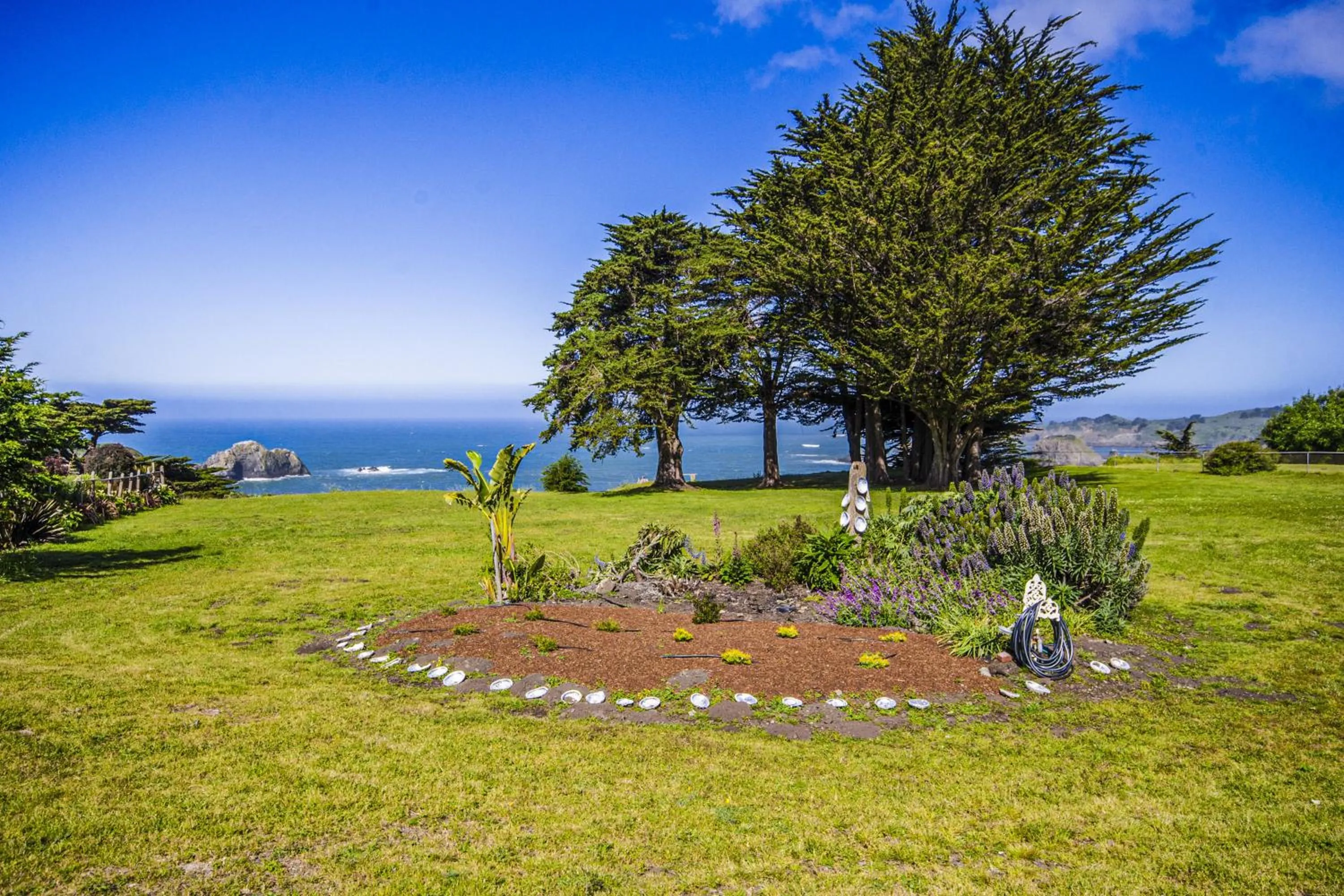 Large Oceanfront Bluff Home - Hot Tub Kids Room