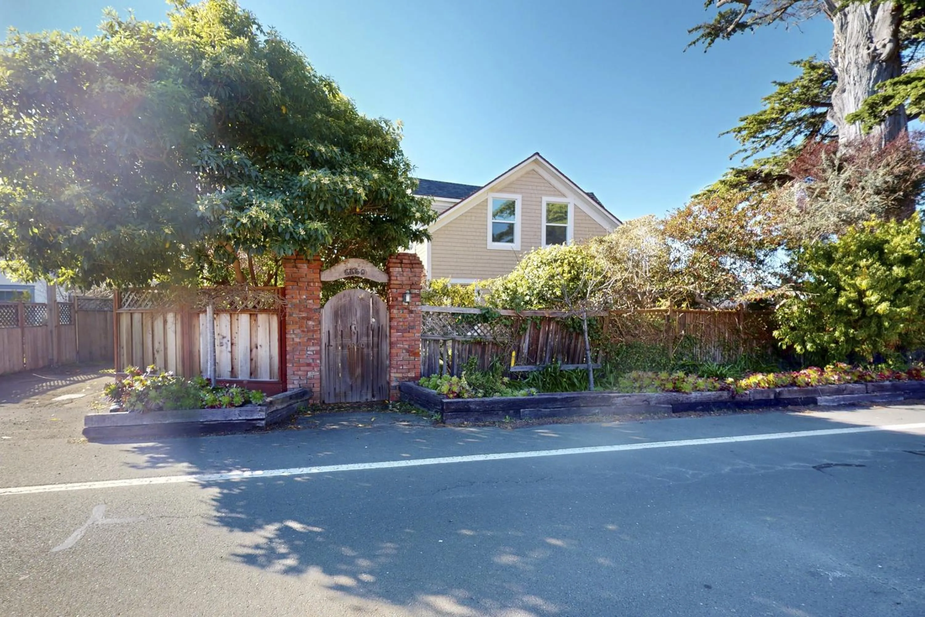 Large Oceanfront Bluff Home - Hot Tub Kids Room