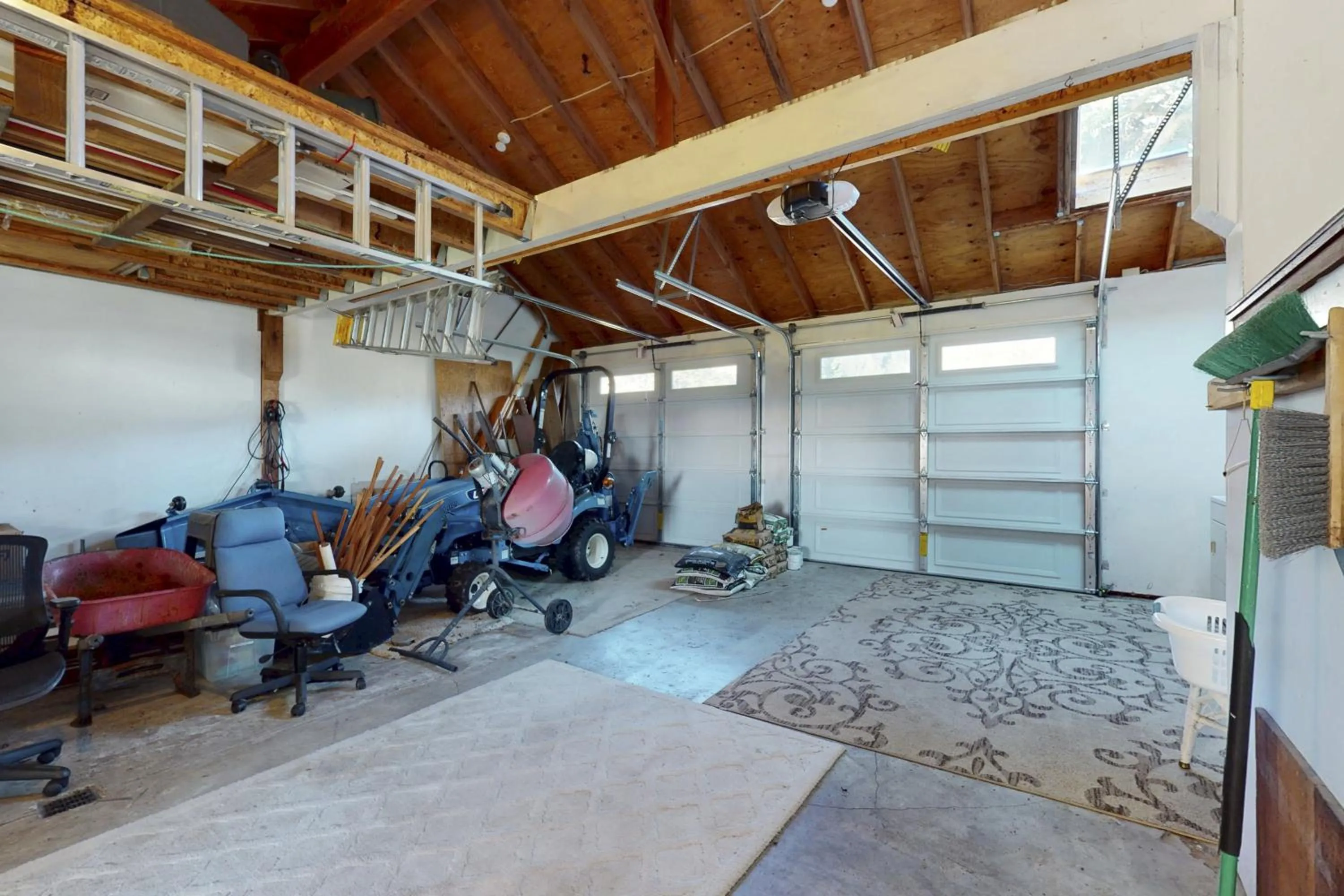 Large Oceanfront Bluff Home - Hot Tub Kids Room