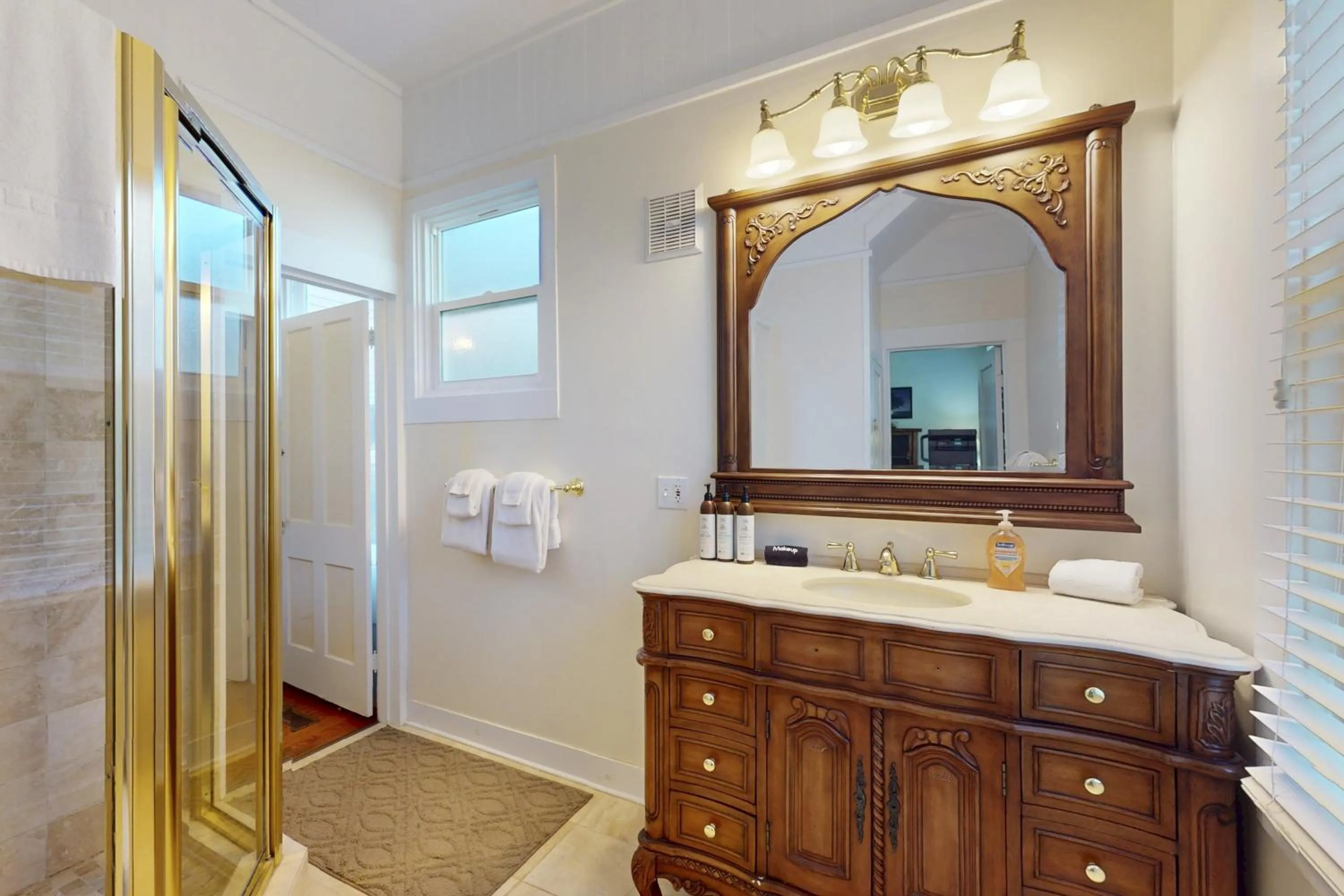 Large Oceanfront Bluff Home - Hot Tub Kids Room