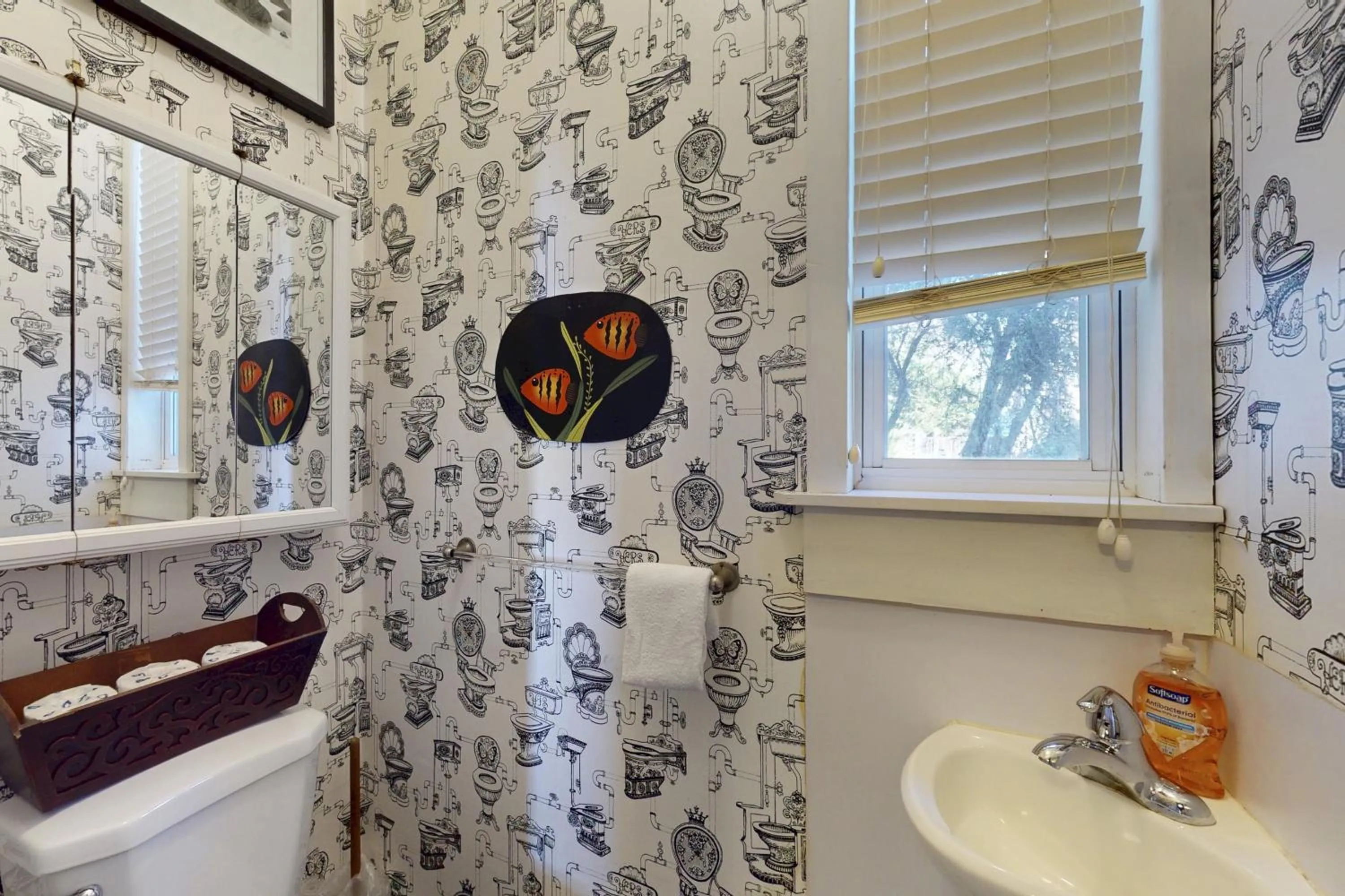 Large Oceanfront Bluff Home - Hot Tub Kids Room