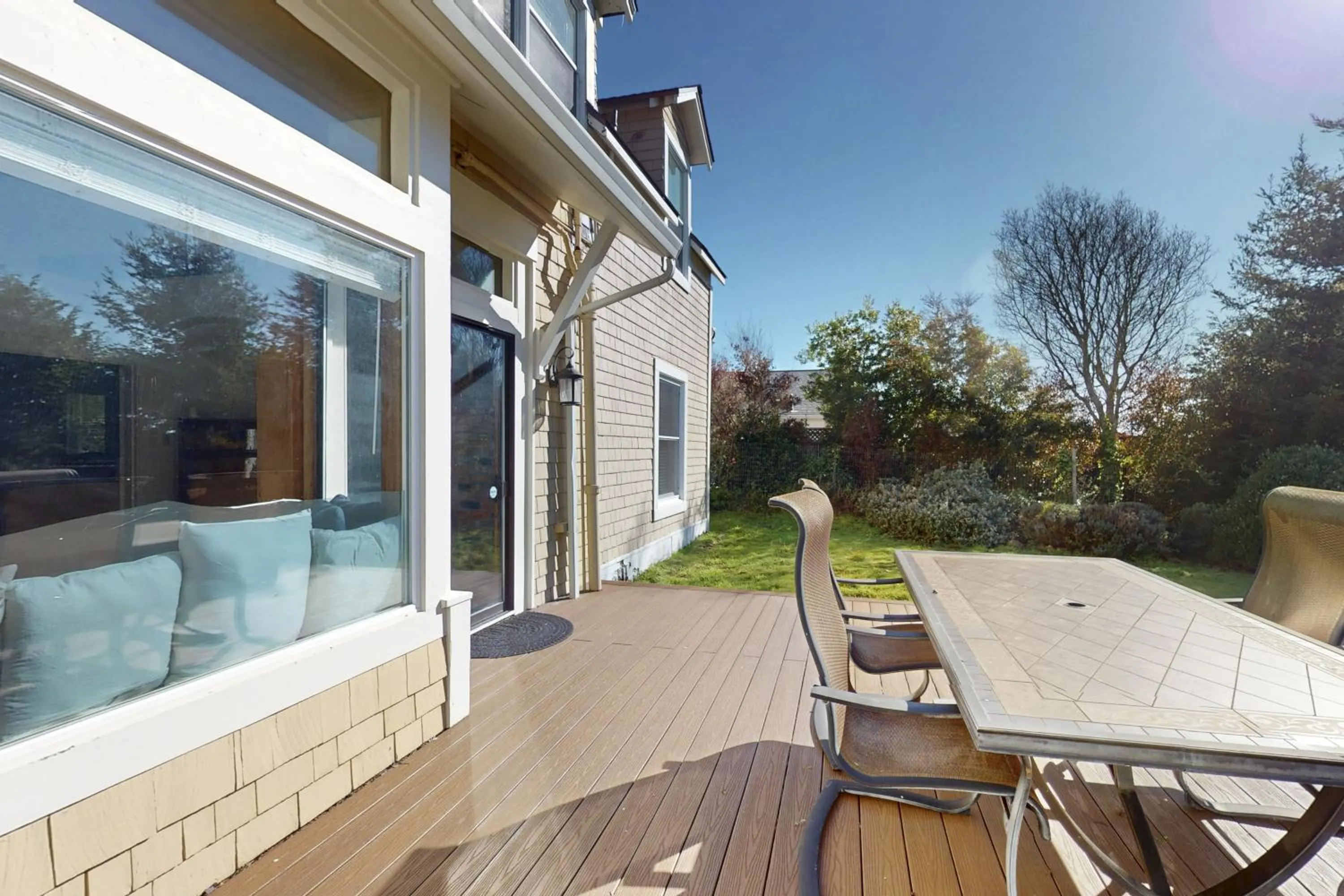 Large Oceanfront Bluff Home - Hot Tub Kids Room