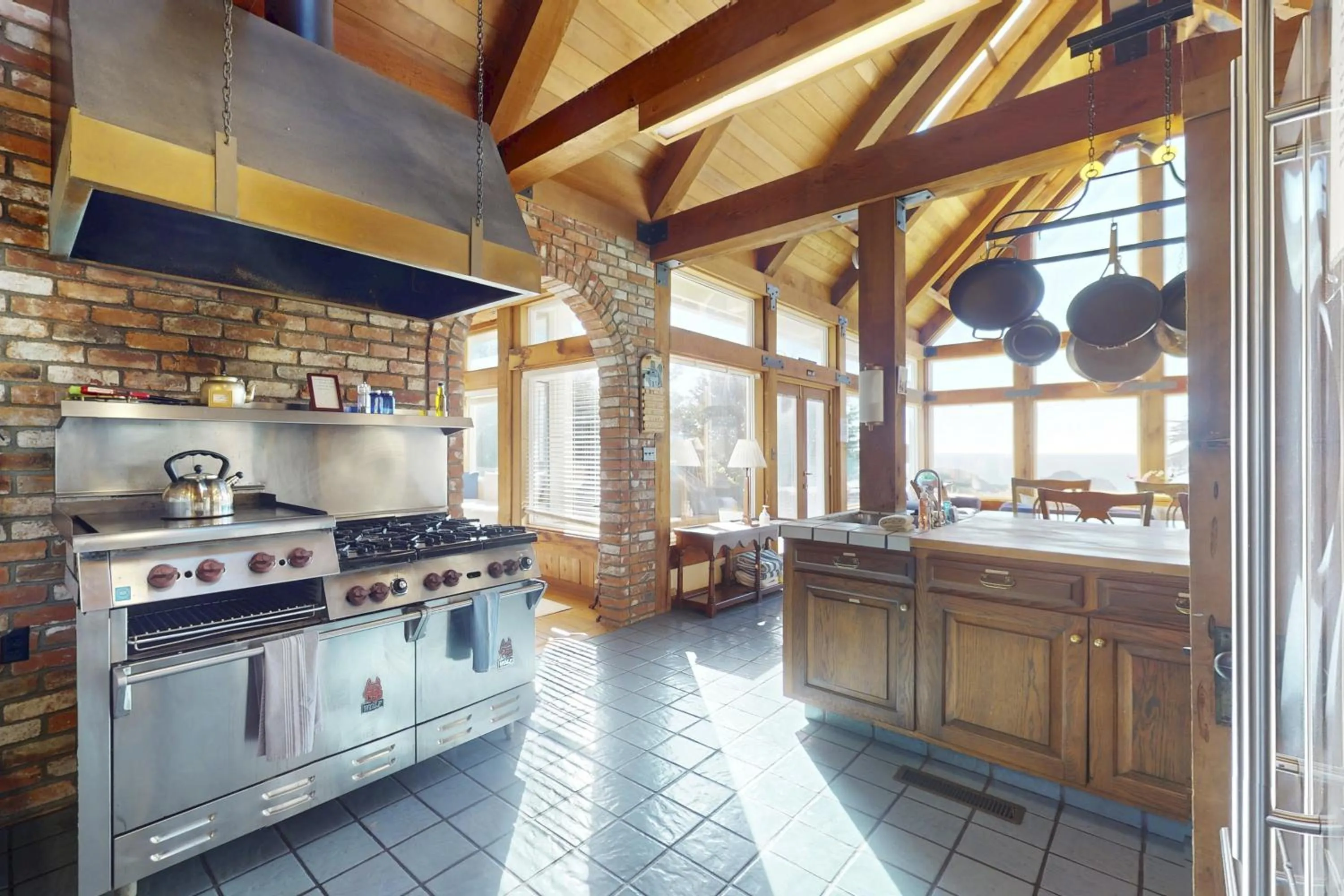 Large Oceanfront Bluff Home - Hot Tub Kids Room