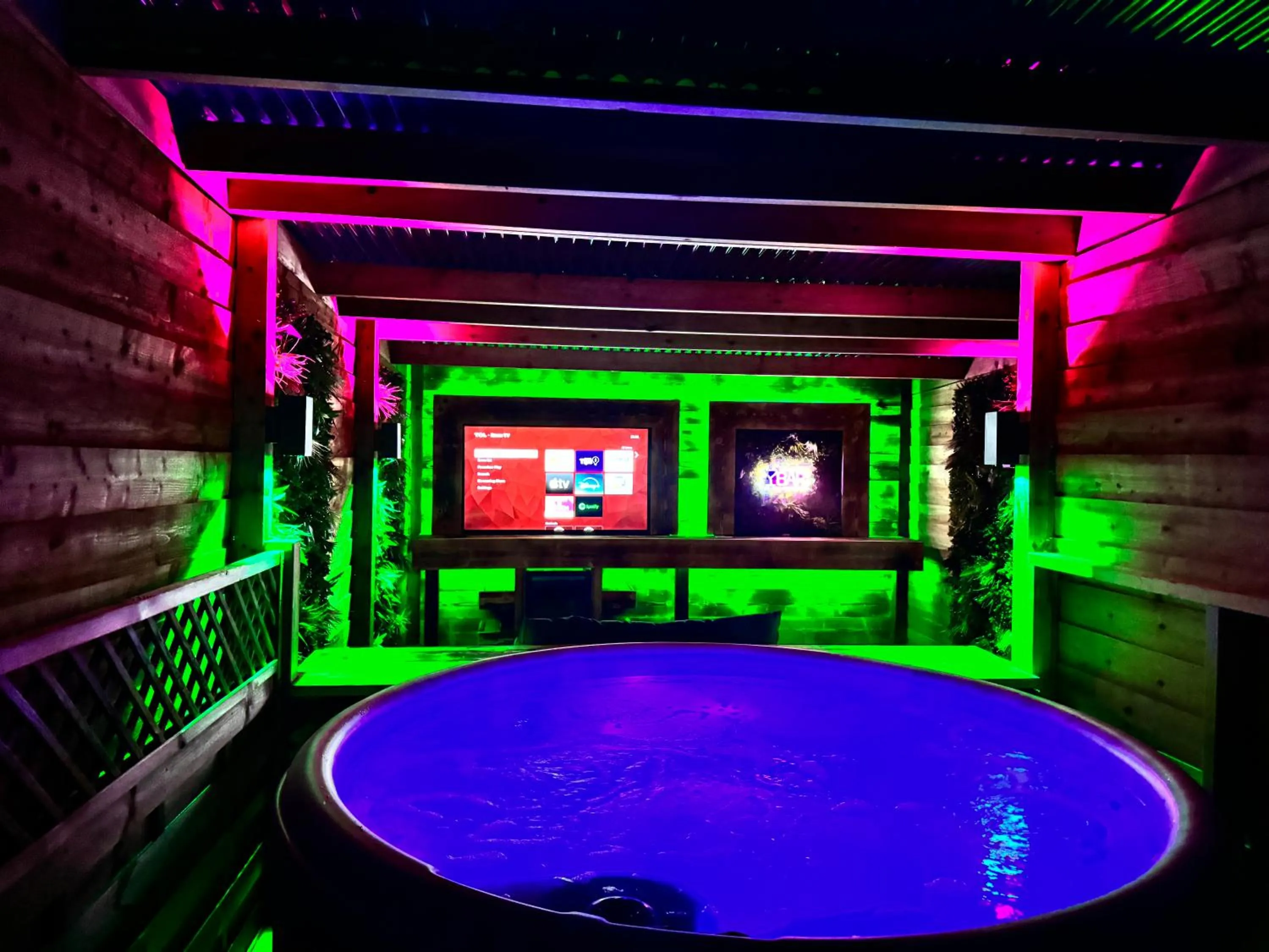 Hot Tub in Woodlakes Park By Liv Retreats