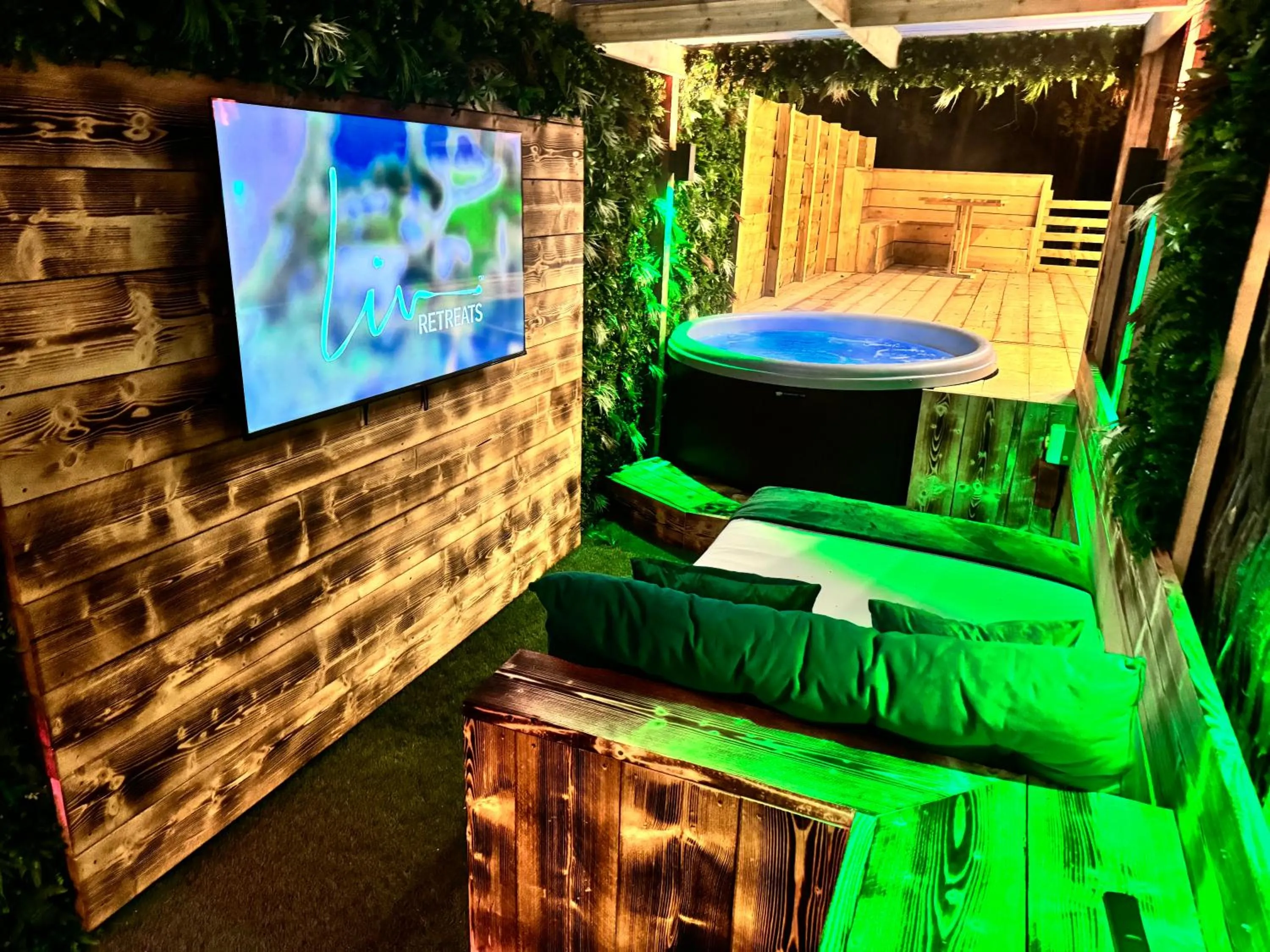 Garden in Woodlakes Park By Liv Retreats