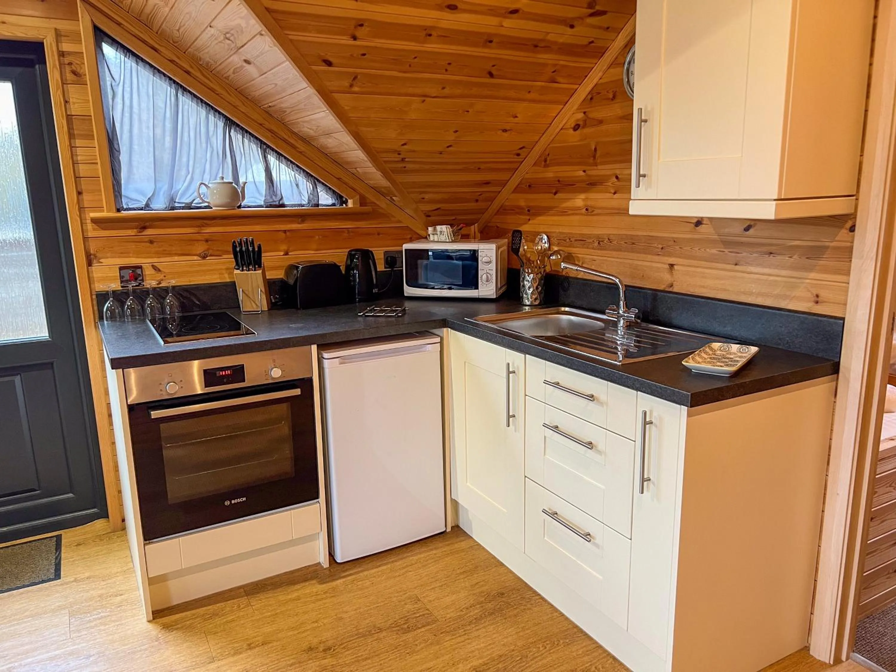 Kitchen or kitchenette in Woodlakes Park By Liv Retreats