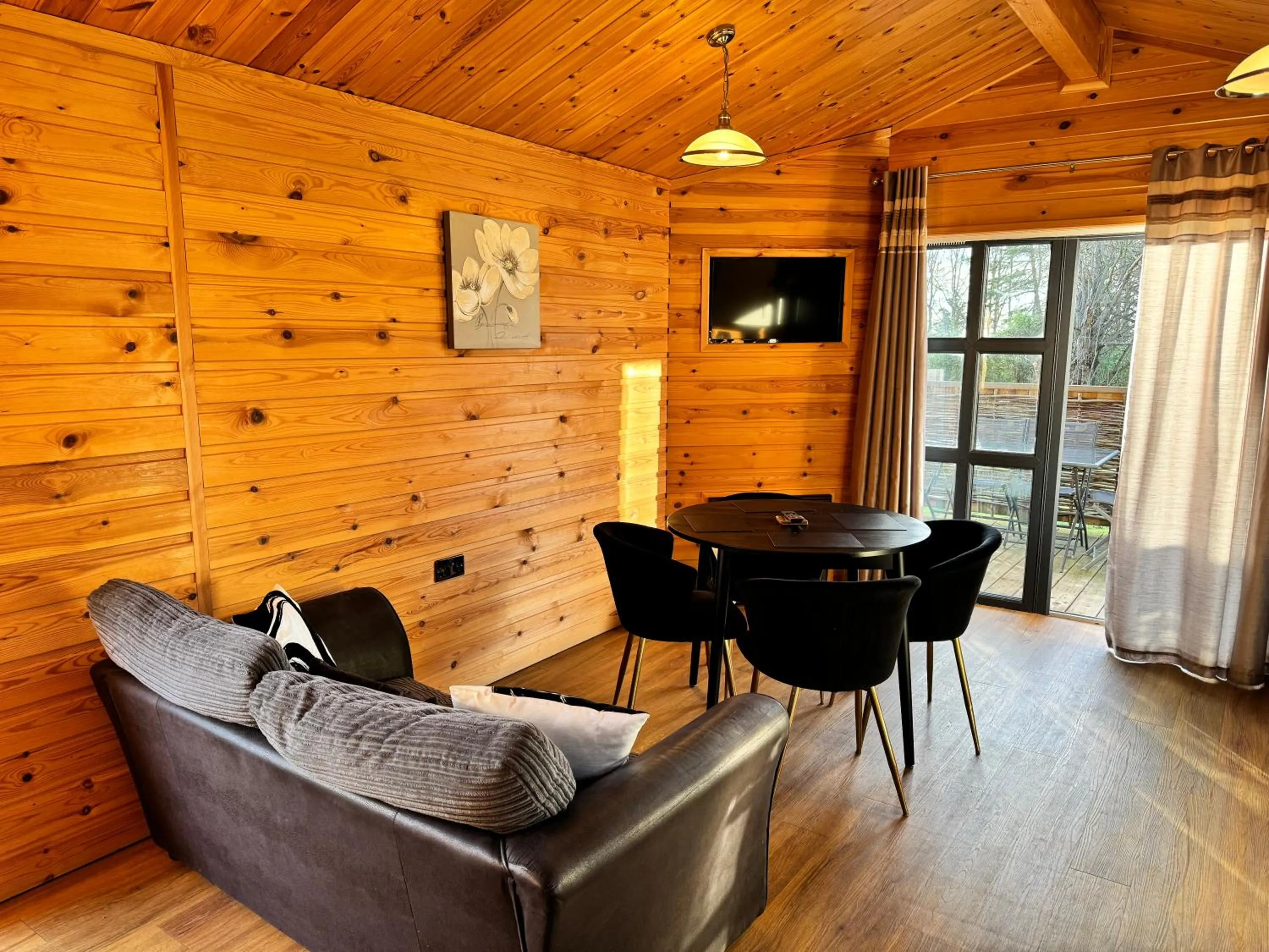 TV and multimedia in Woodlakes Park By Liv Retreats