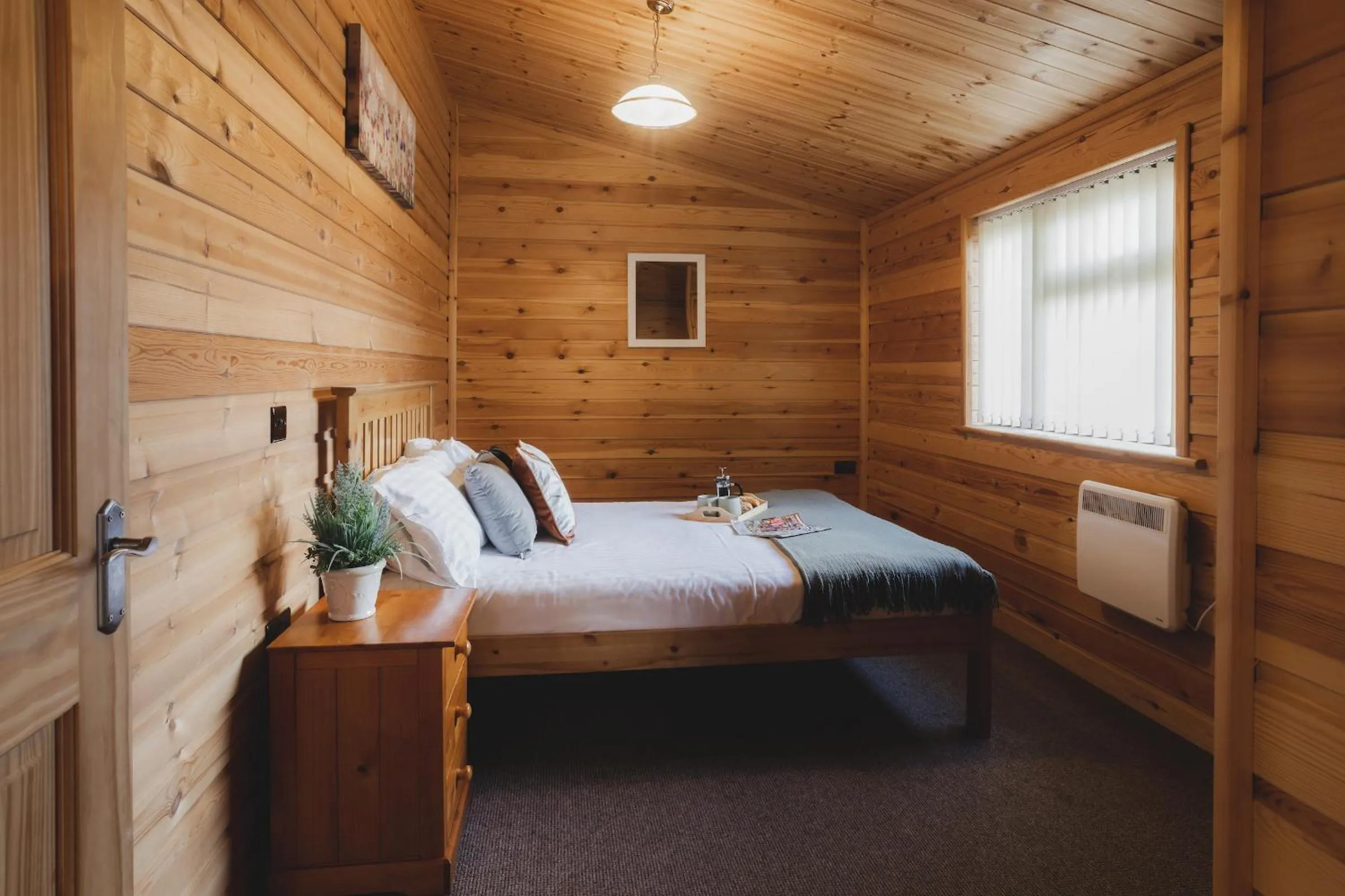 Bed in Woodlakes Park By Liv Retreats