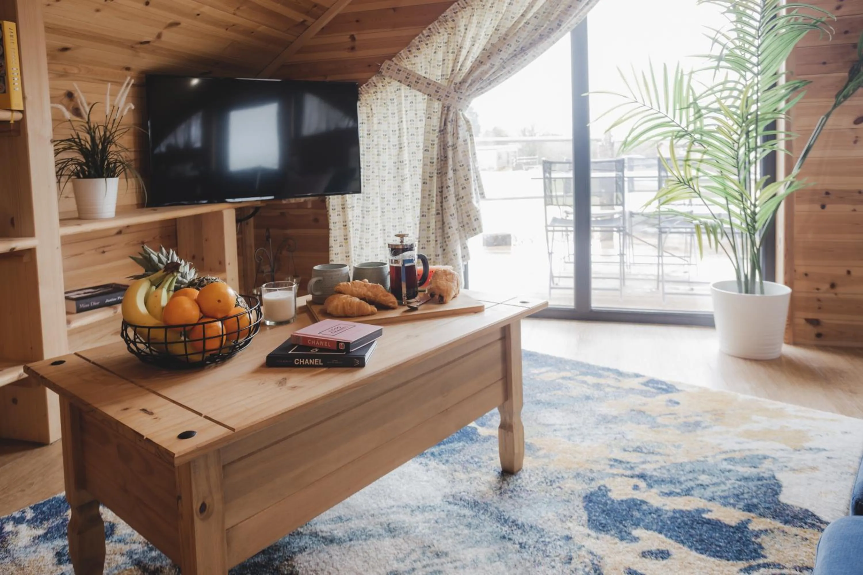 TV and multimedia in Woodlakes Park By Liv Retreats