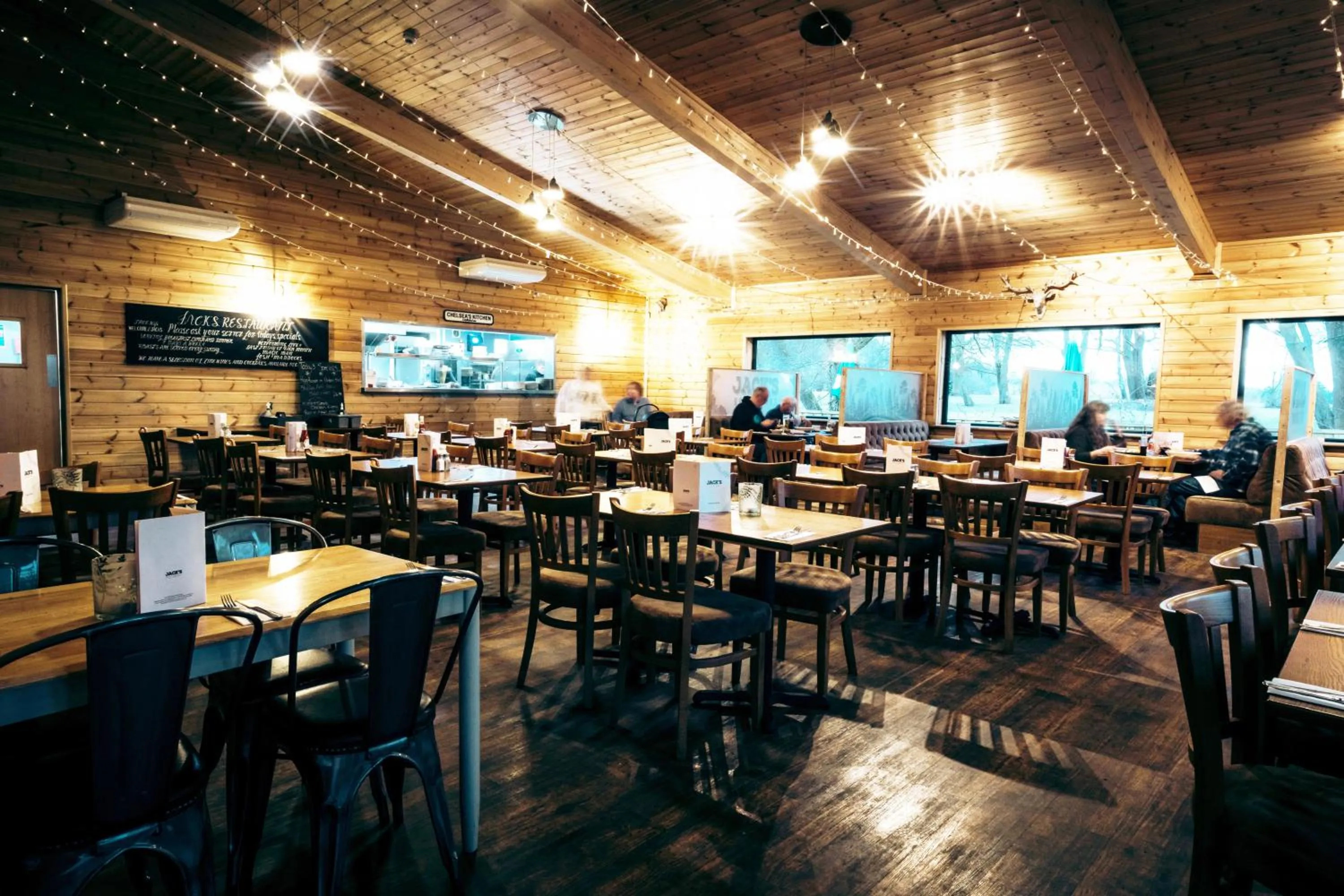 Restaurant/places to eat in Woodlakes Park By Liv Retreats