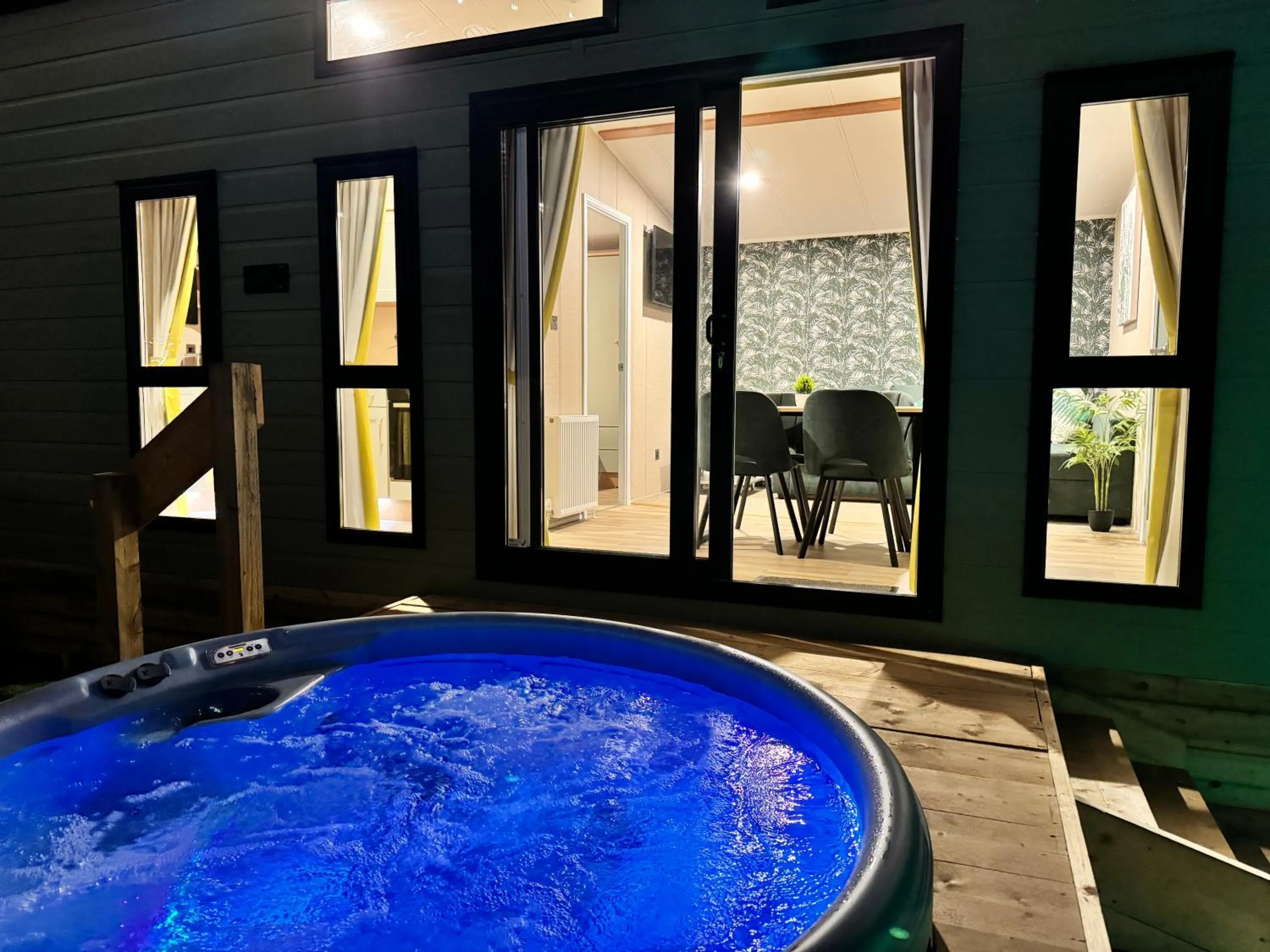 Hot Tub in Woodlakes Park By Liv Retreats