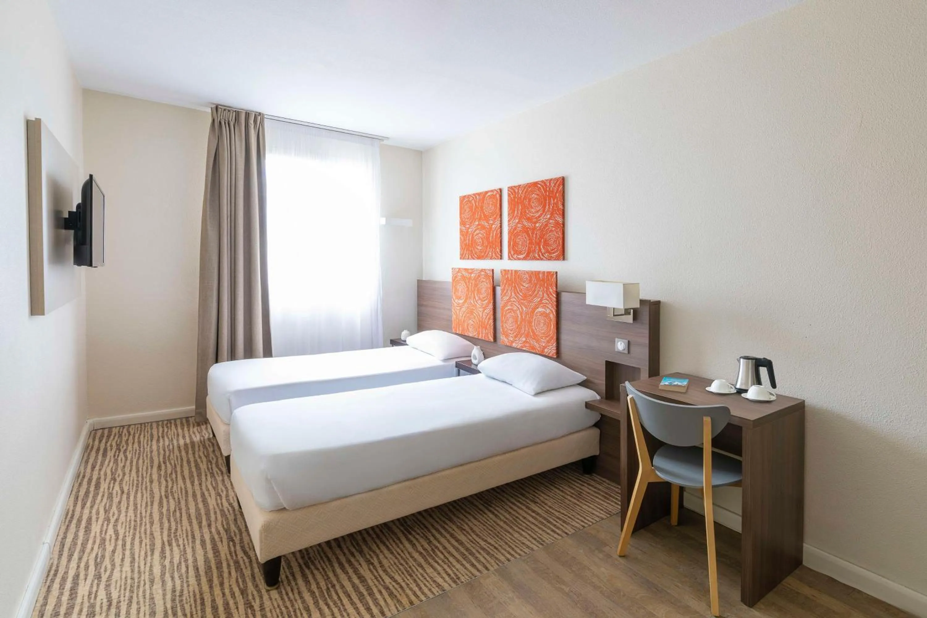 Bedroom, Bed in Kyriad Chambéry Centre - Hôtel et Résidence