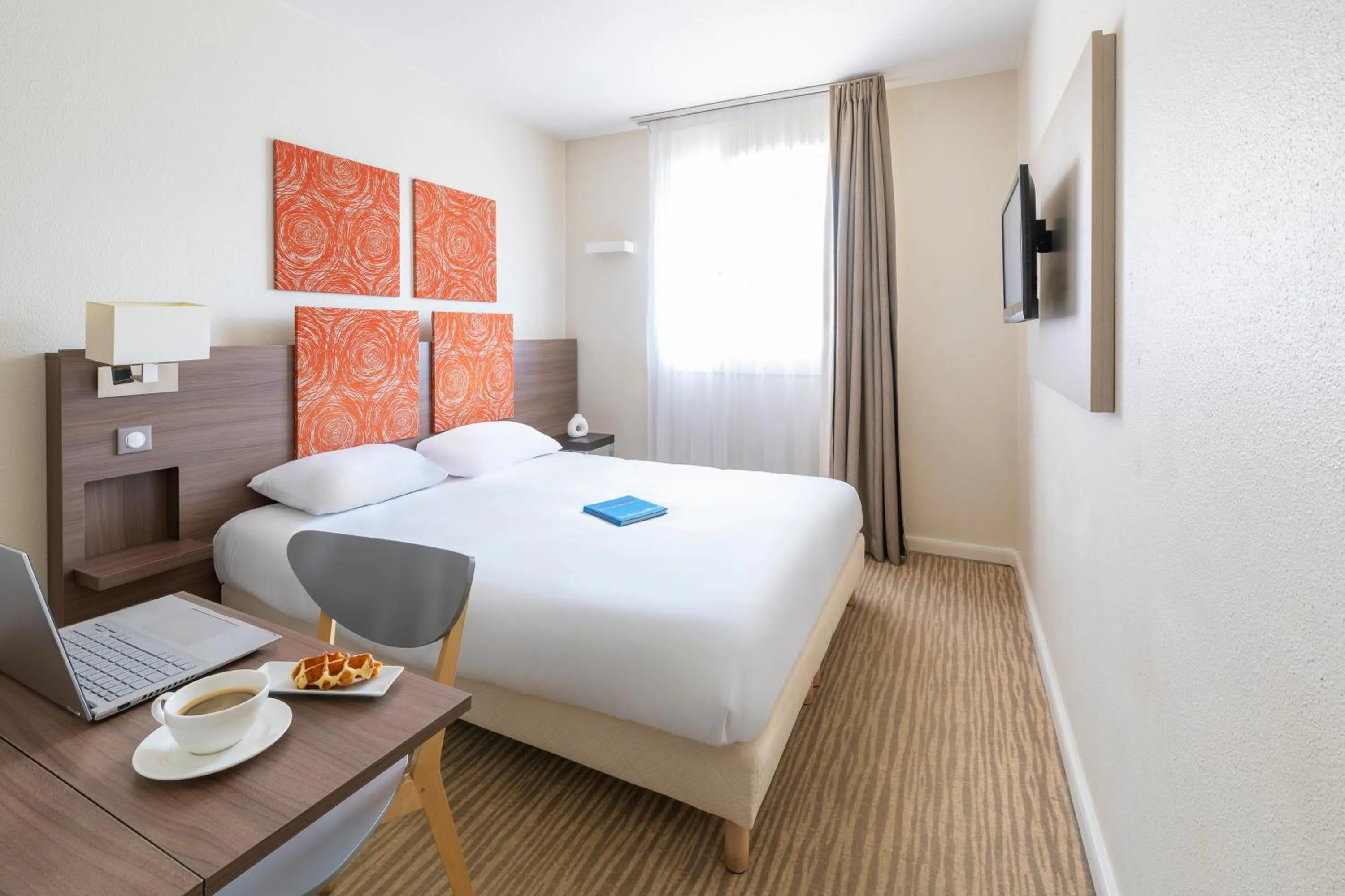 Photo of the whole room, Bed in Kyriad Chambéry Centre - Hôtel et Résidence