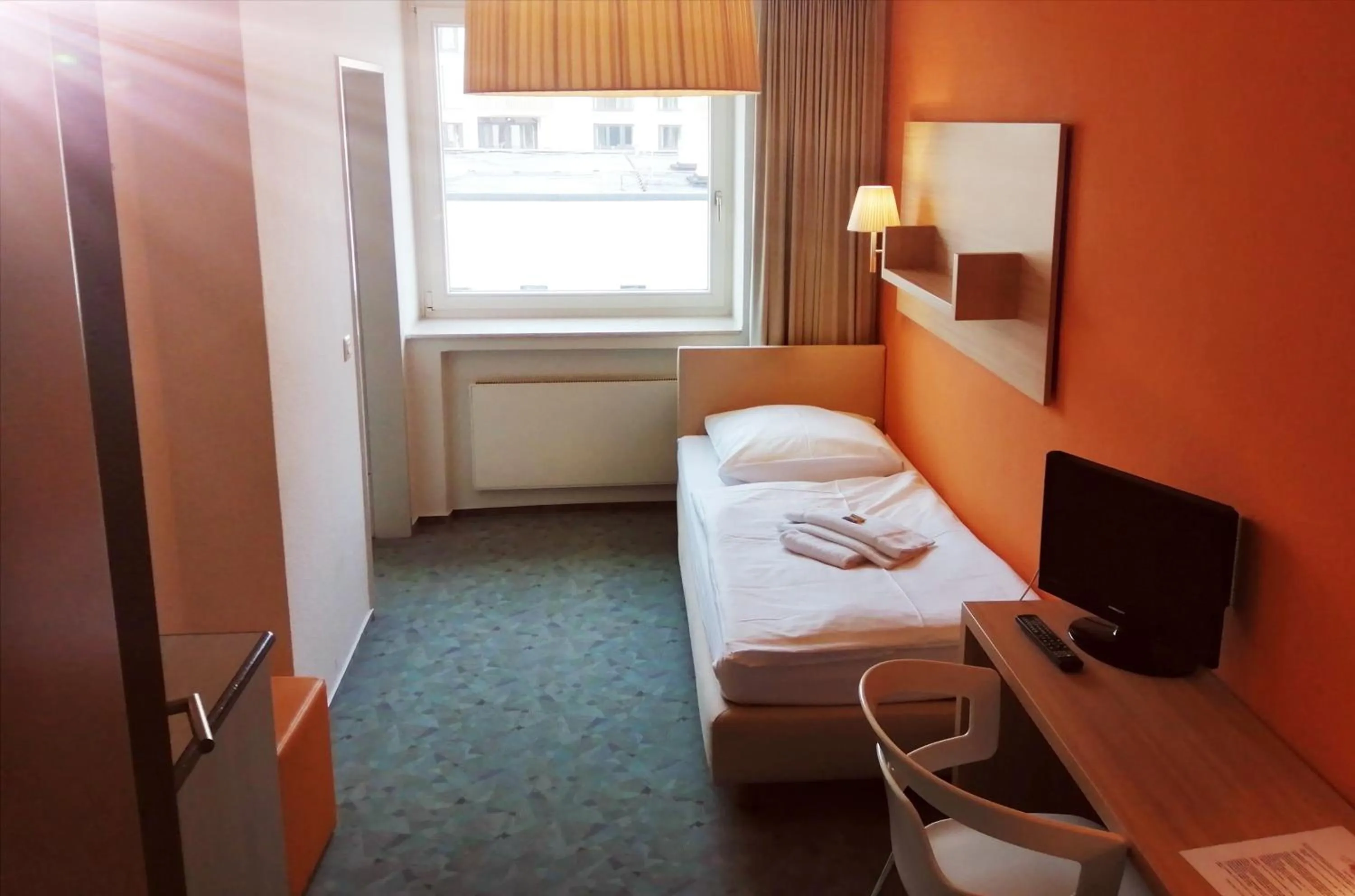 Photo of the whole room, Bed in DRK-Tagungshotel-Dunant